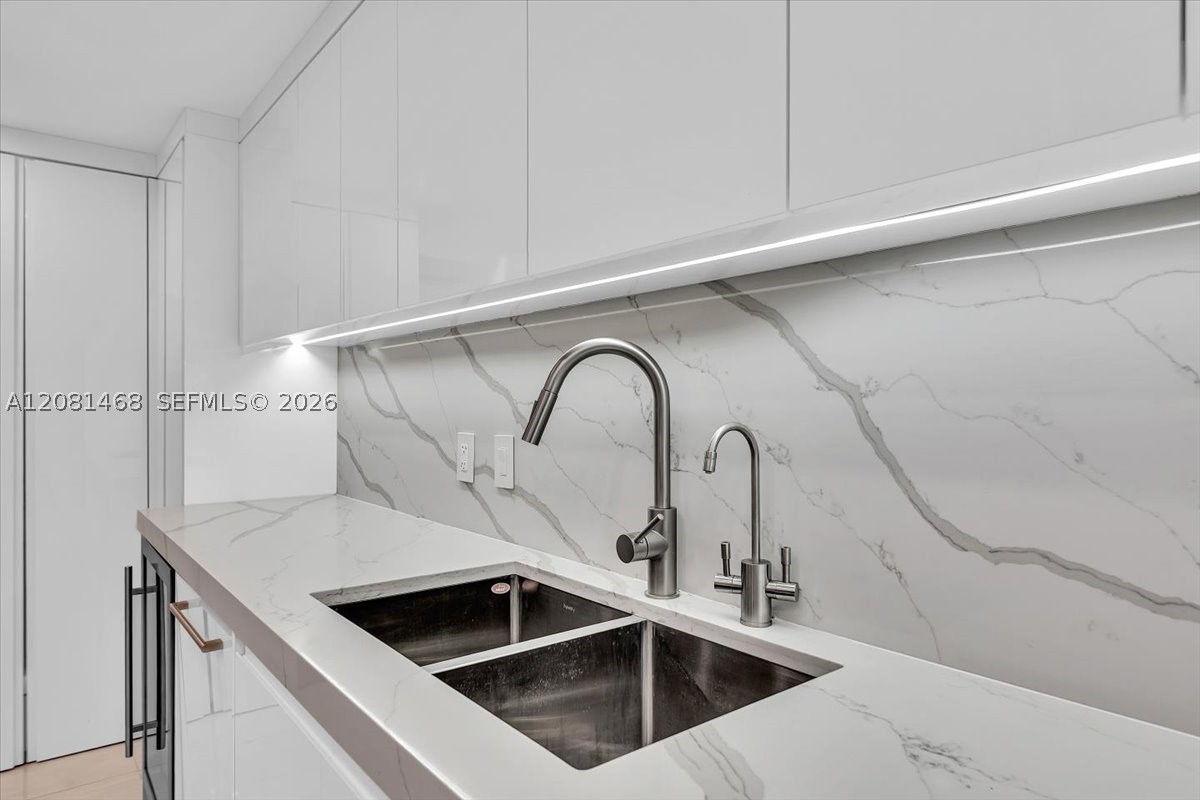 9801 Collins Ave 5u Property Photo 11