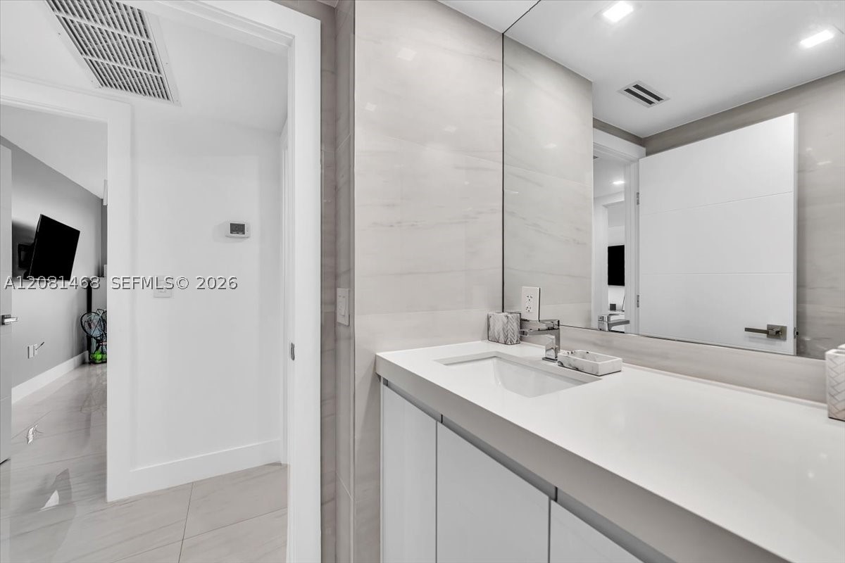 9801 Collins Ave 5u Property Photo 21