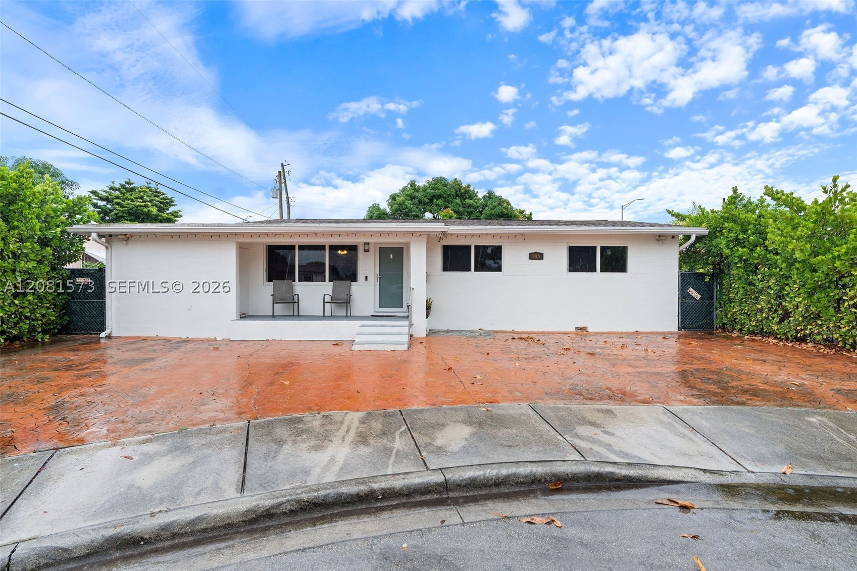 985 Se 2nd Pl Property Photo 1