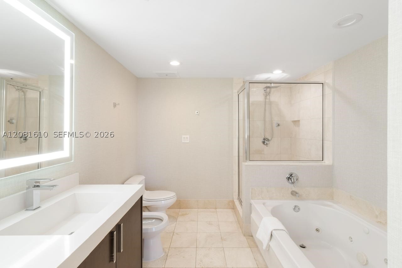 17375 Collins Ave 2008 Property Photo 5