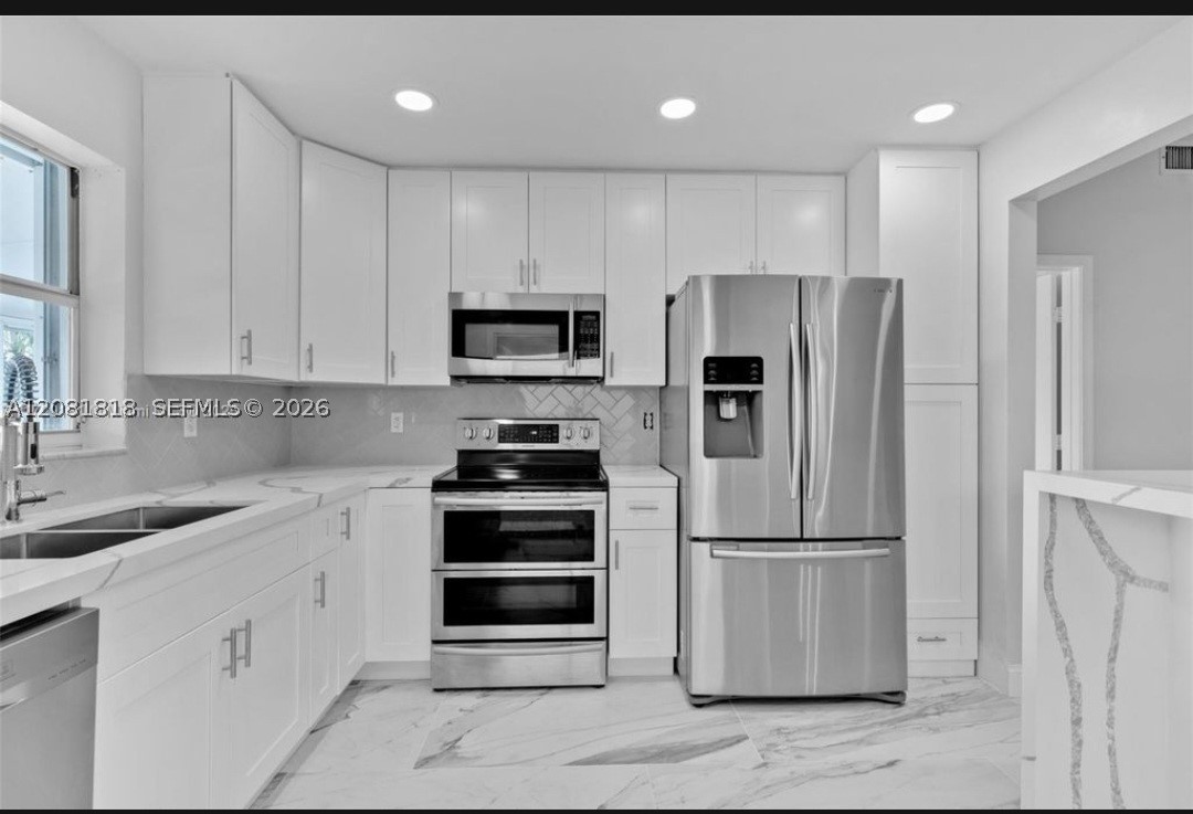 710 Se 22nd Ln Property Photo 6
