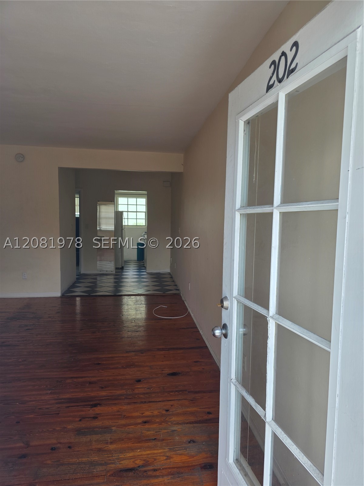 635 8th St 202 Property Photo 2