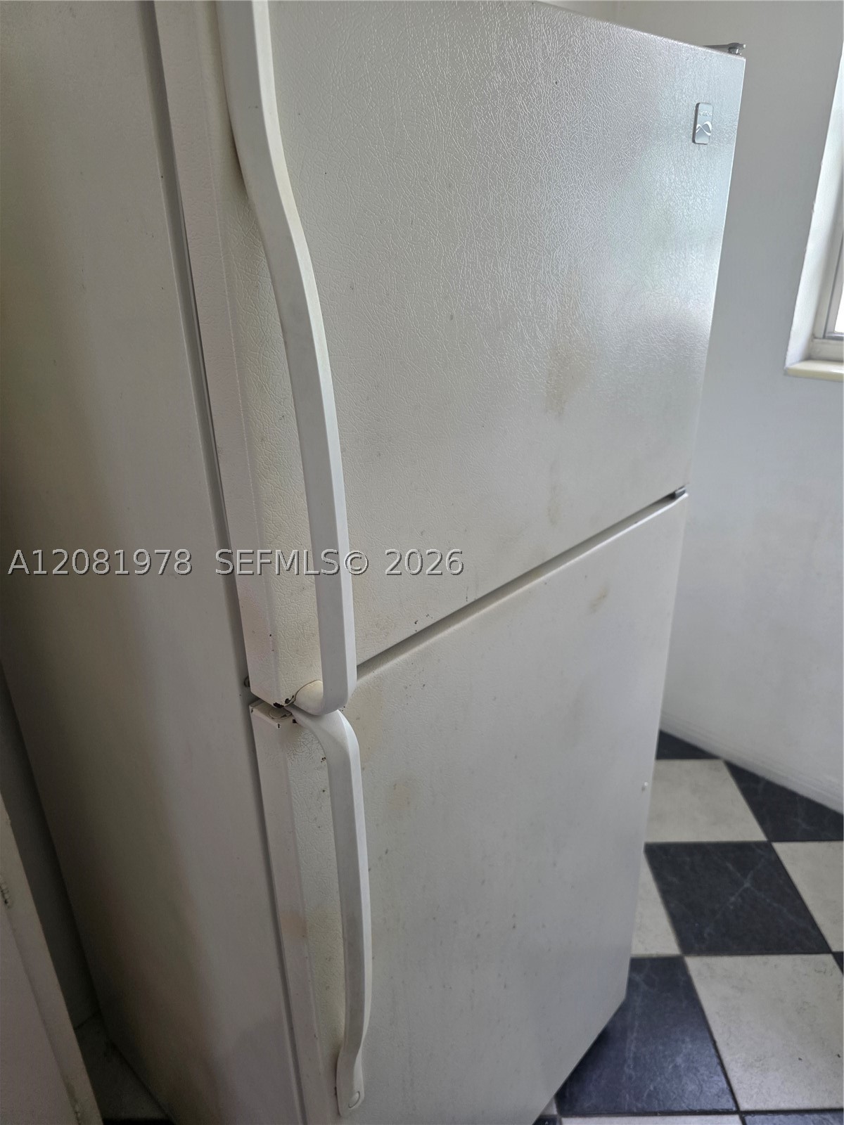635 8th St 202 Property Photo 3