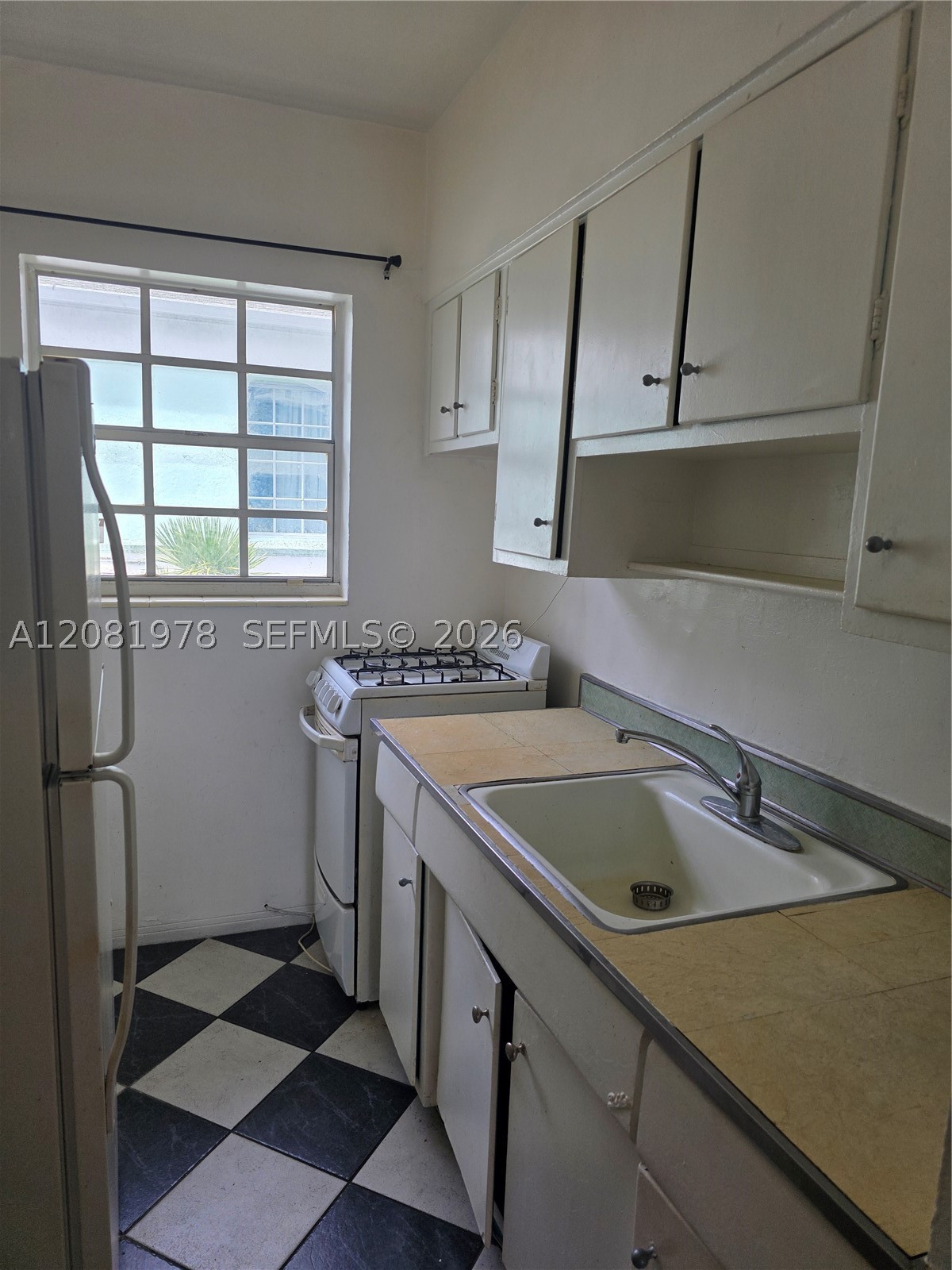 635 8th St 202 Property Photo 6