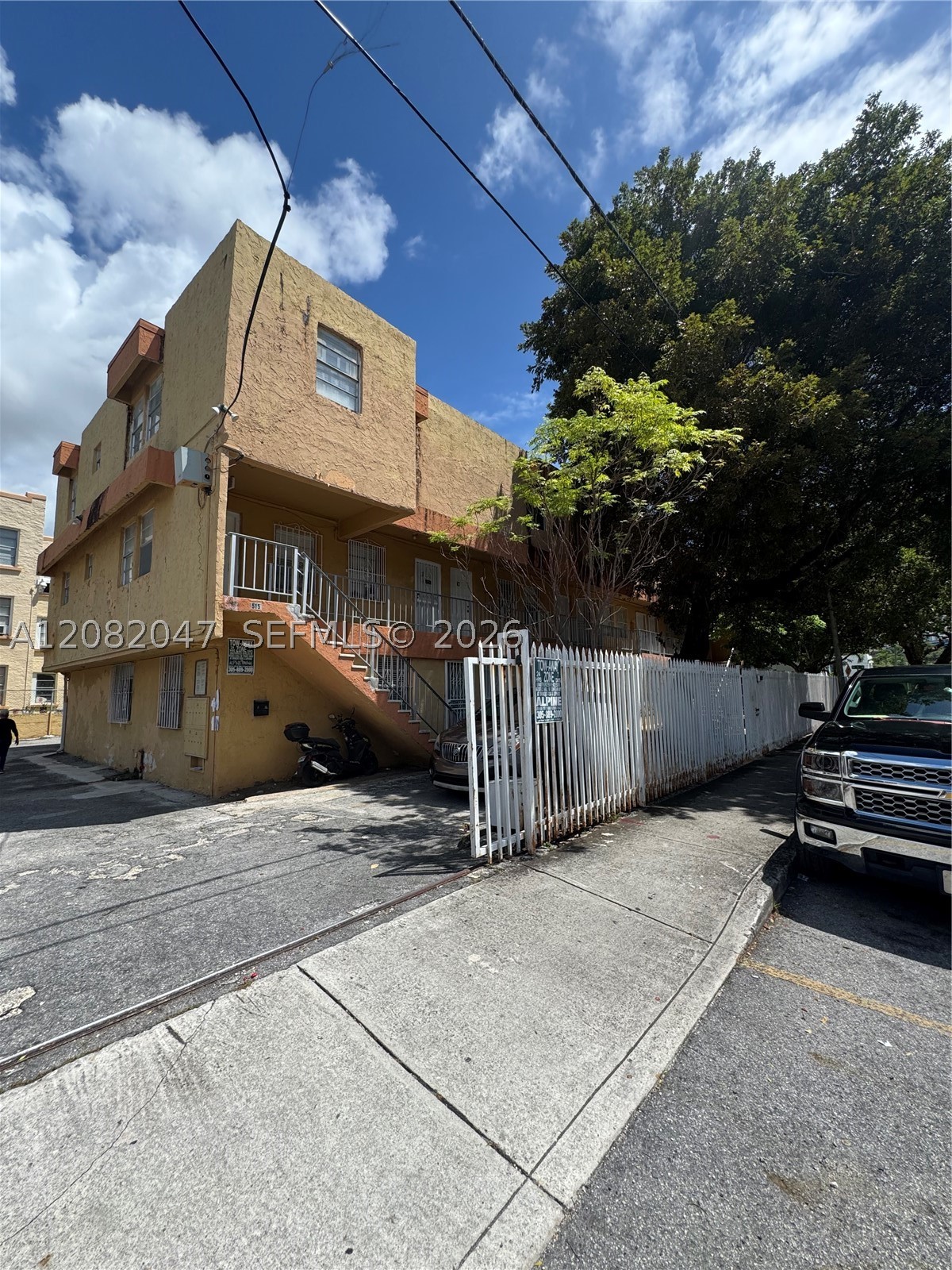 515 SW 3rd St 3 Property Photo 1