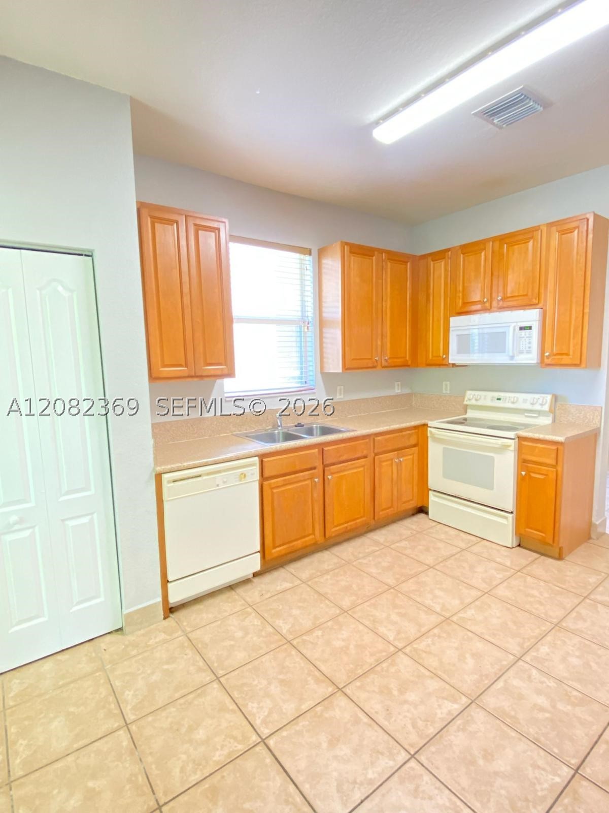 2302 Ne 37th Ter 2302 Property Photo 4