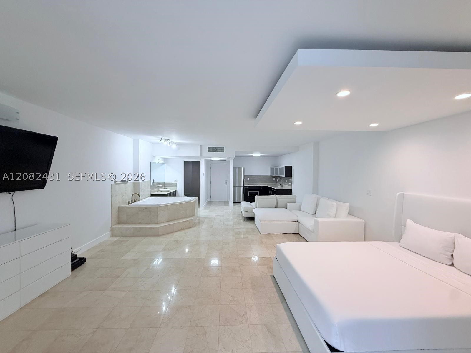 2301 Collins Ave 621 Property Photo 1