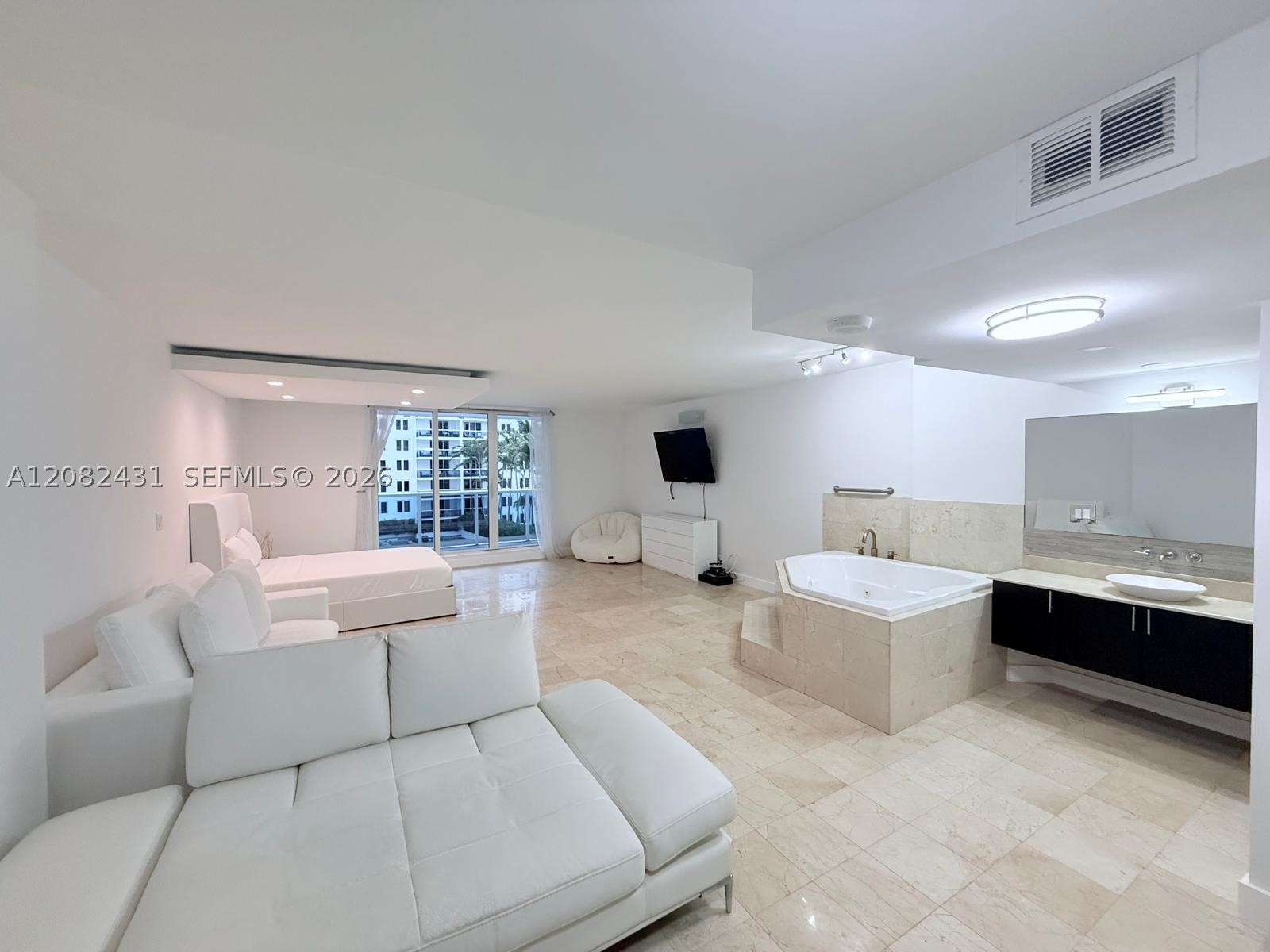 2301 Collins Ave 621 Property Photo 3