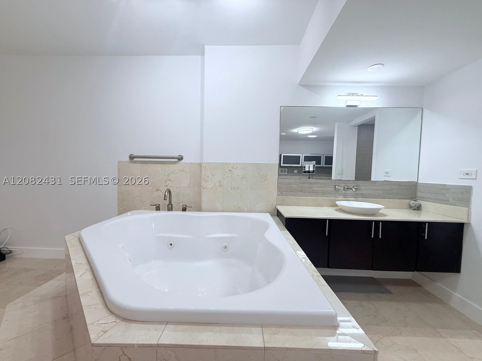 2301 Collins Ave 621 Property Photo 8