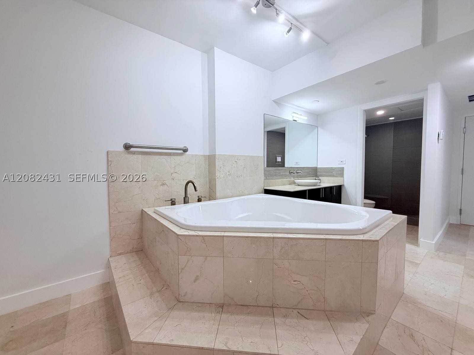 2301 Collins Ave 621 Property Photo 14