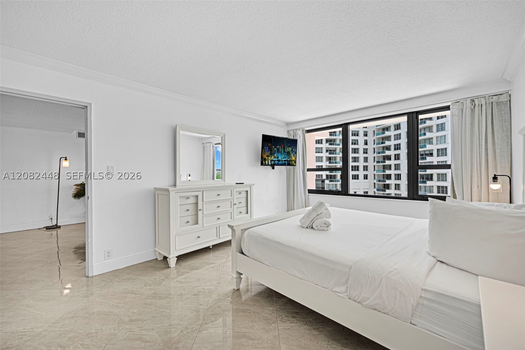 5225 Collins Ave 1015 Property Photo 4