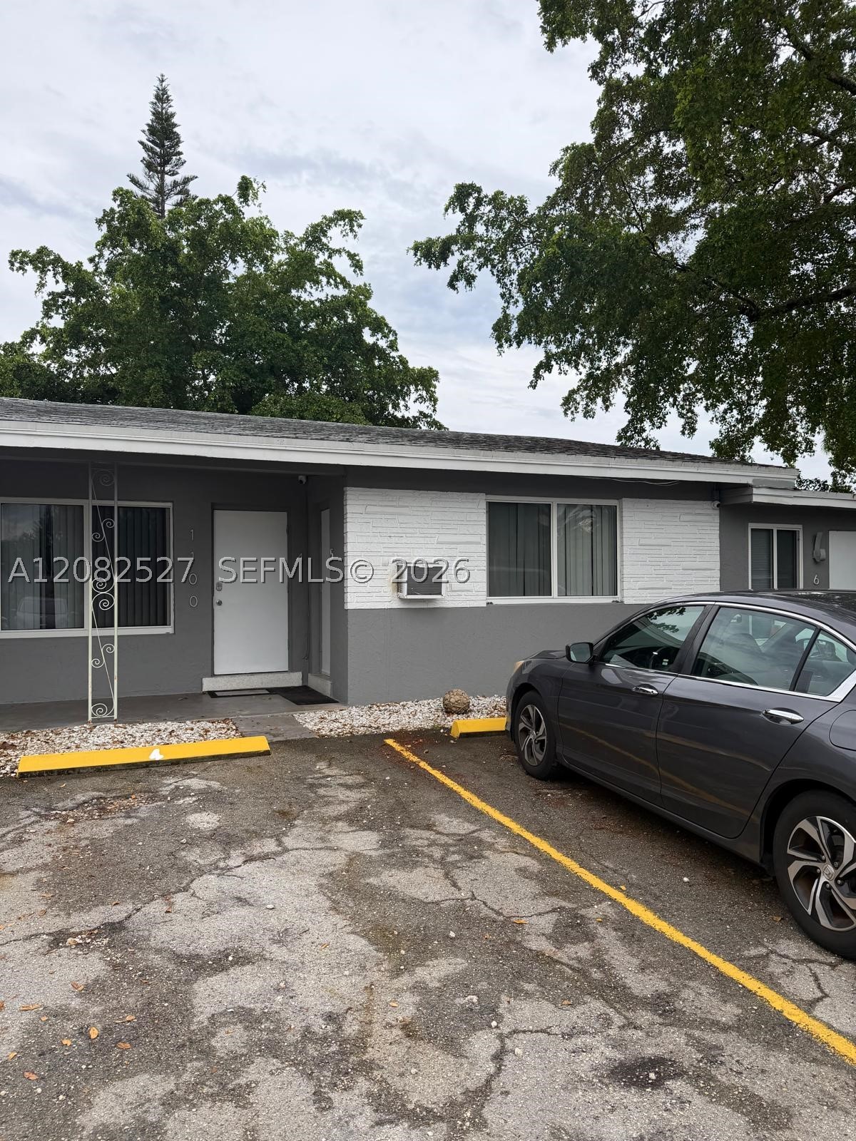 1100 NE 18th Ct 1-8 Property Photo 1