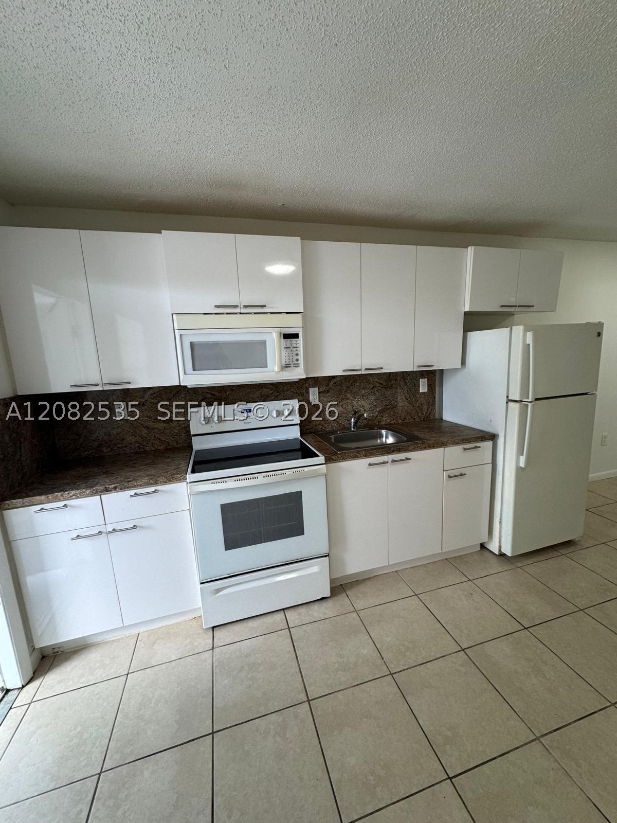 2401 Van Buren St Apt 18 Property Photo 4