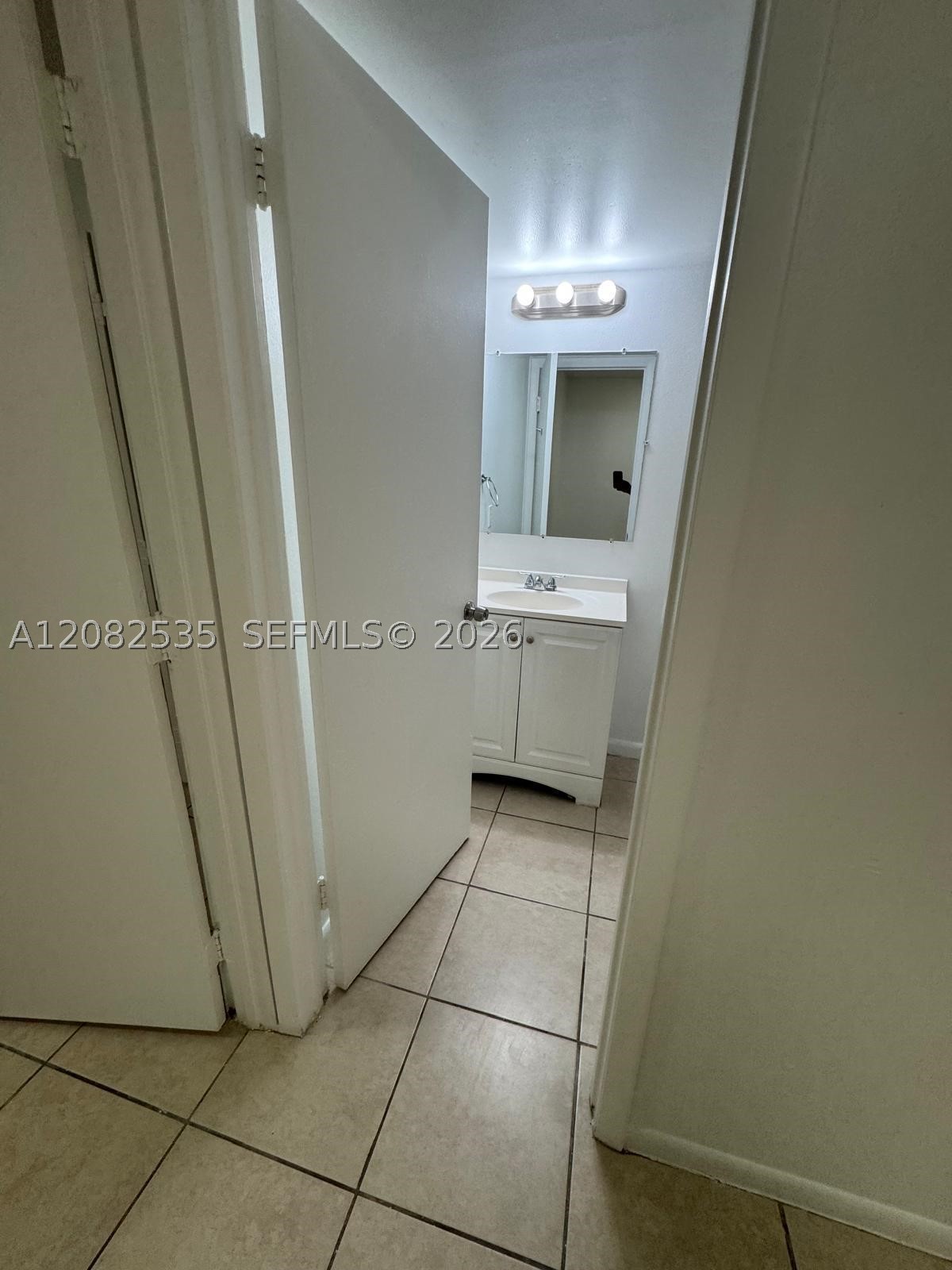 2401 Van Buren St Apt 18 Property Photo 9