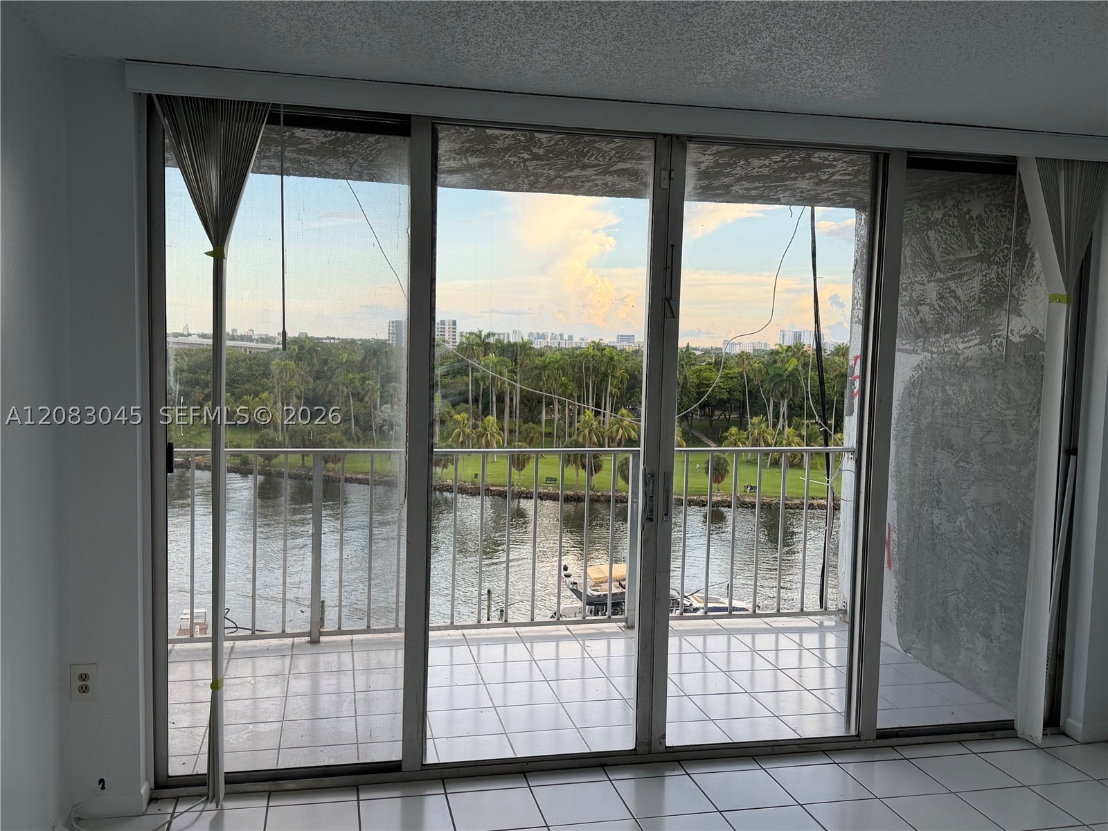 1700 NW N RIVER DR 807 Property Photo 1