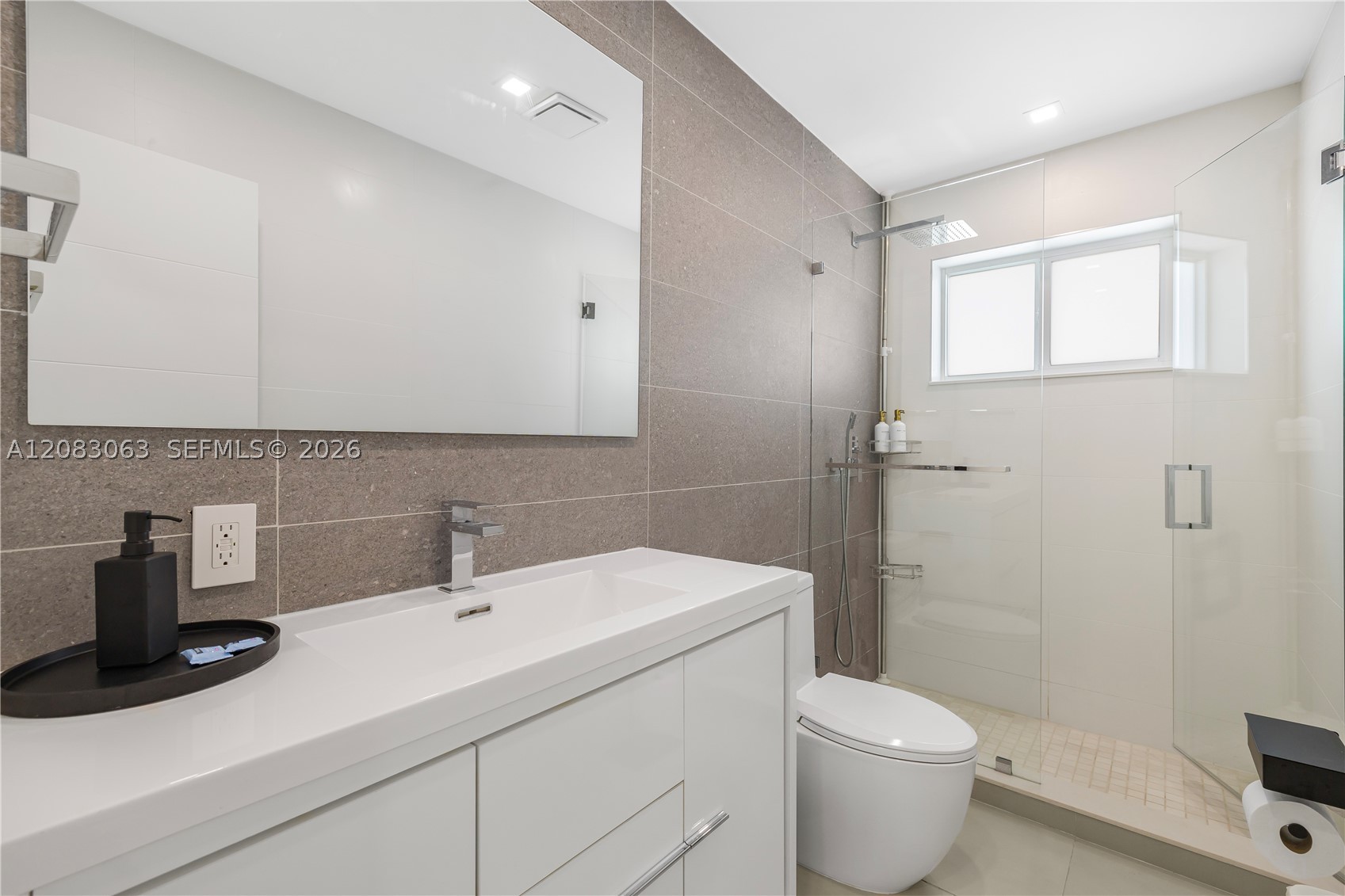 1104 N 13th Ter Property Photo 17