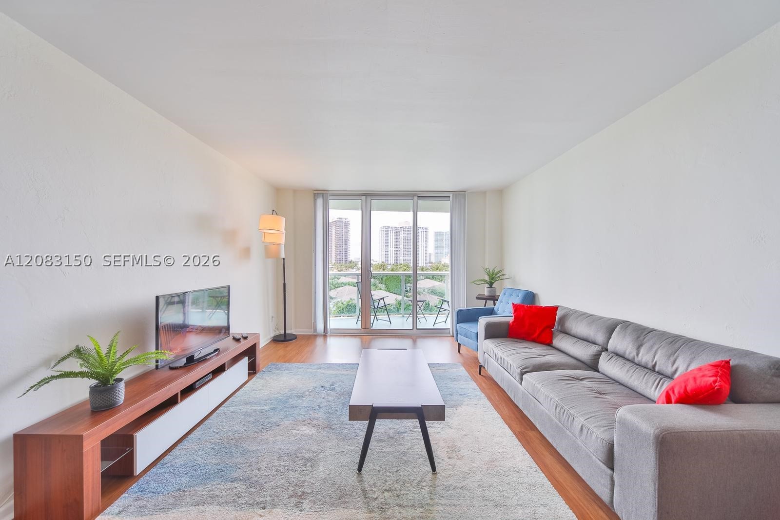 19370 Collins Ave 622 Property Photo 9
