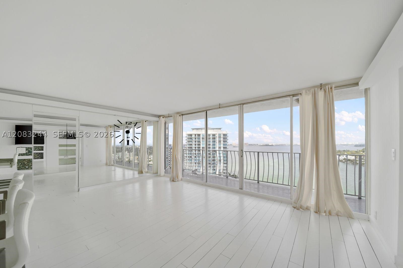 7601 E Treasure Dr 2016 Property Photo 4