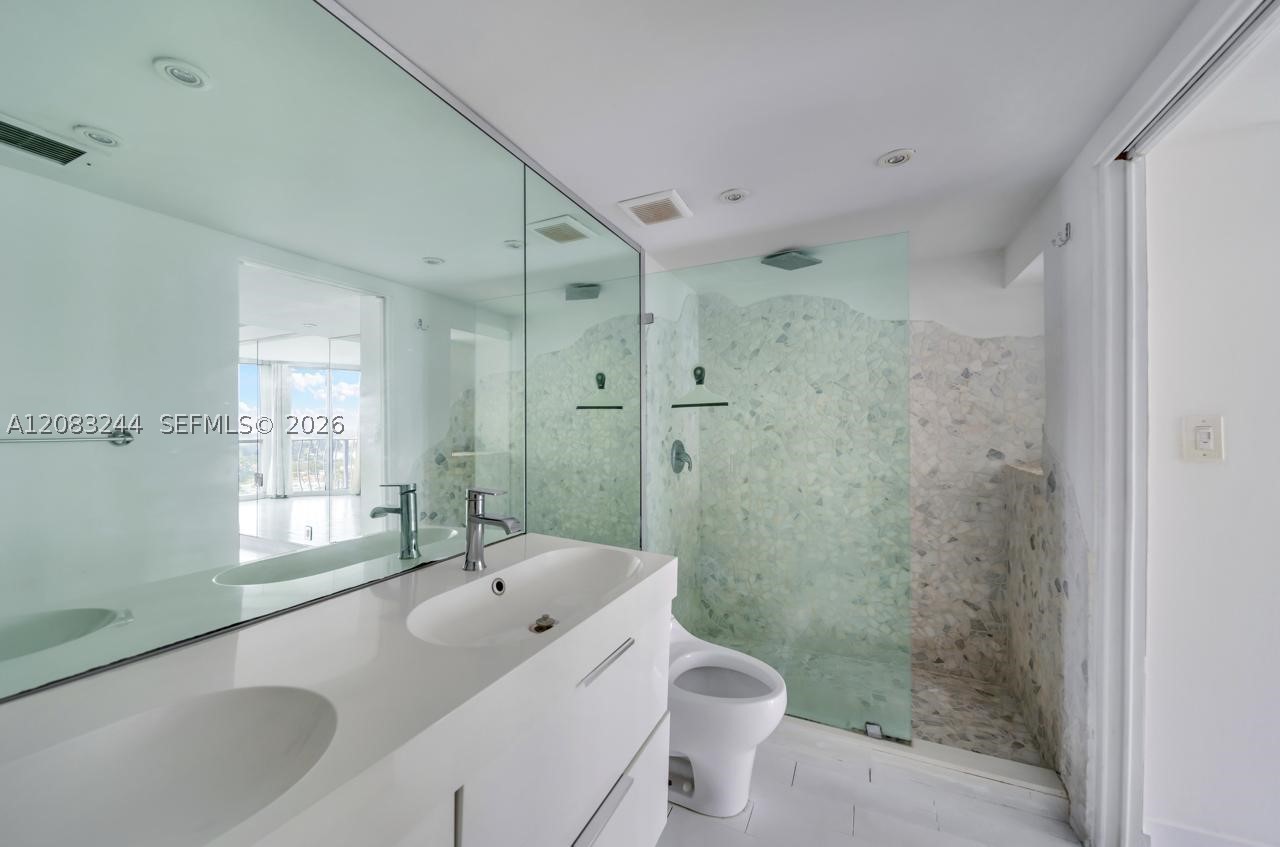 7601 E Treasure Dr 2016 Property Photo 19