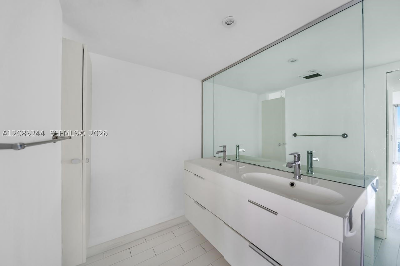 7601 E Treasure Dr 2016 Property Photo 20