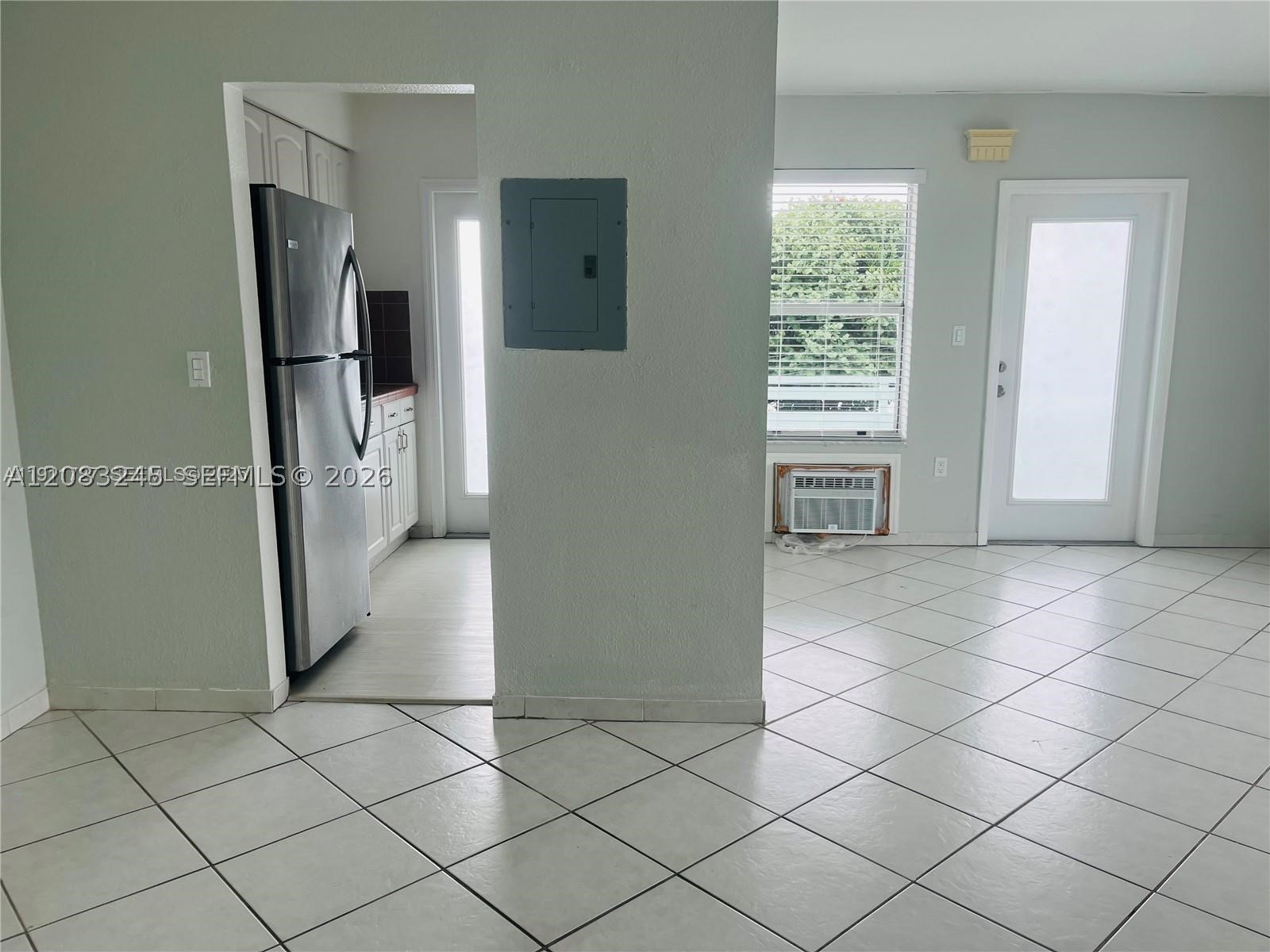 7725 Carlyle Ave 7 Property Photo 3
