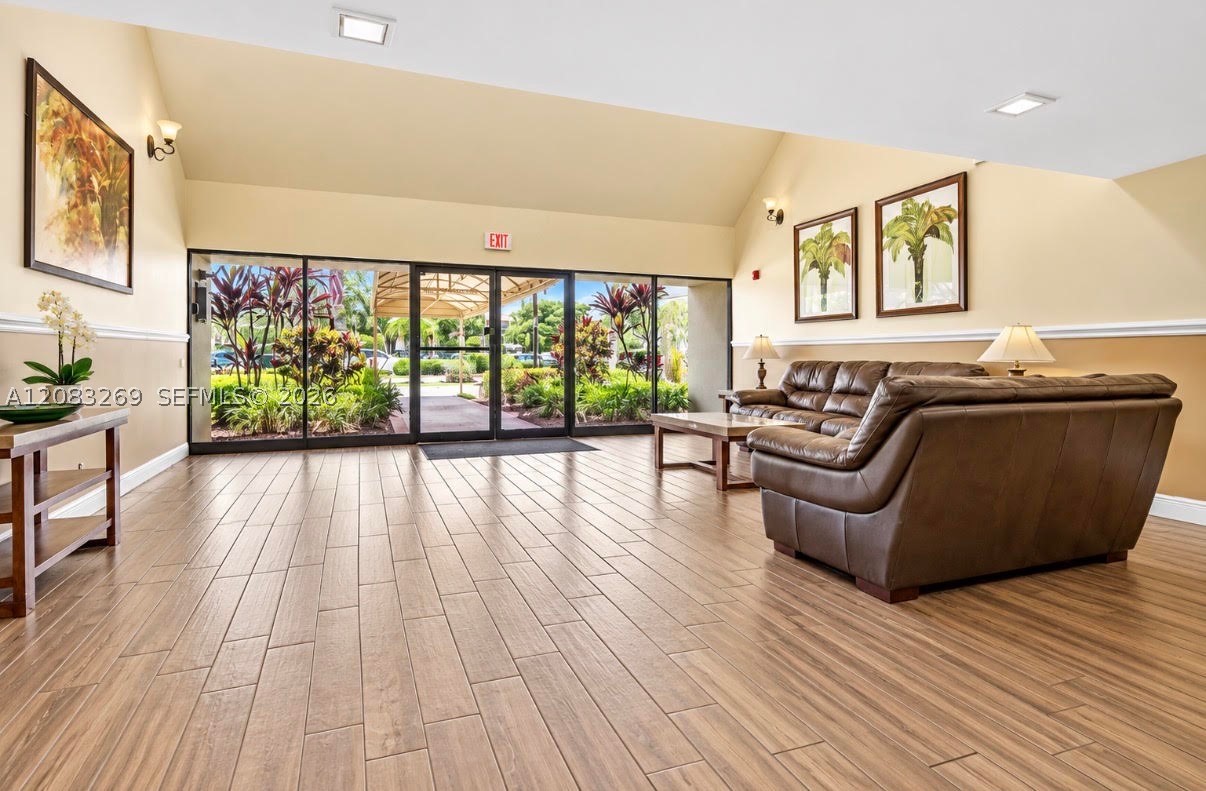 220 Lakeview Dr 101 Property Photo 2