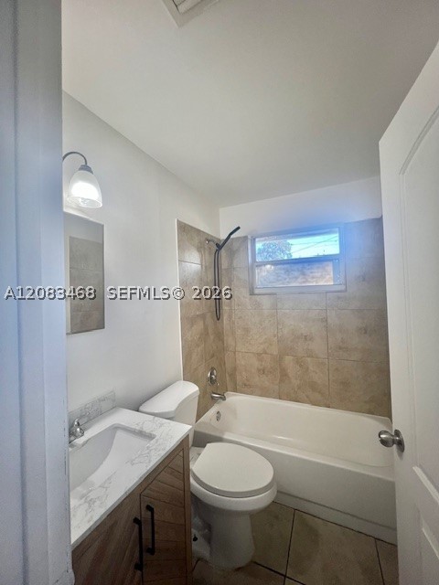2746 Johnson St W Property Photo 17