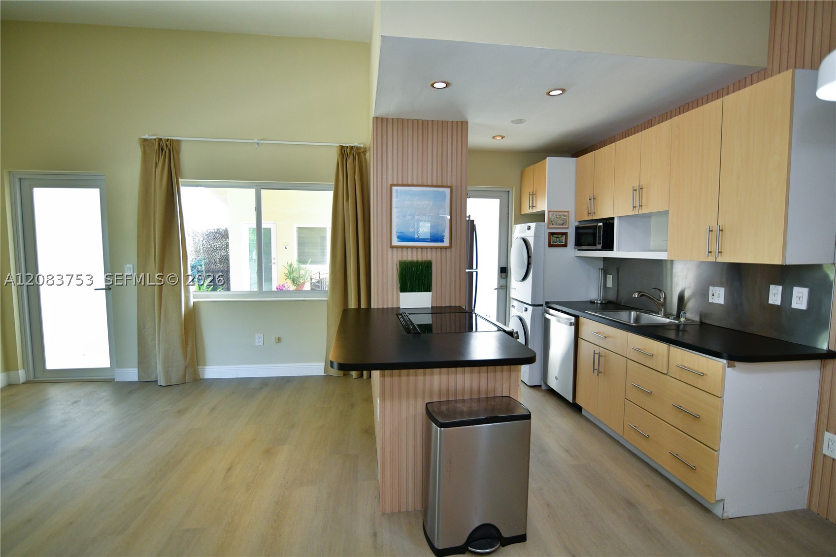 65 W Washington Ave 26 Property Photo 3