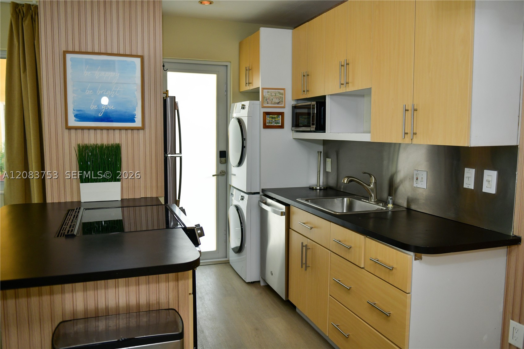 65 W Washington Ave 26 Property Photo 4