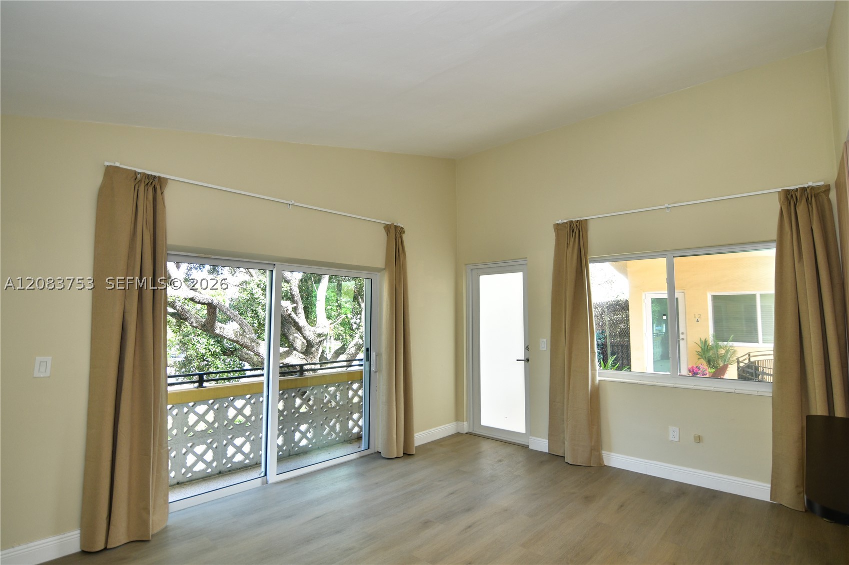 65 W Washington Ave 26 Property Photo 5