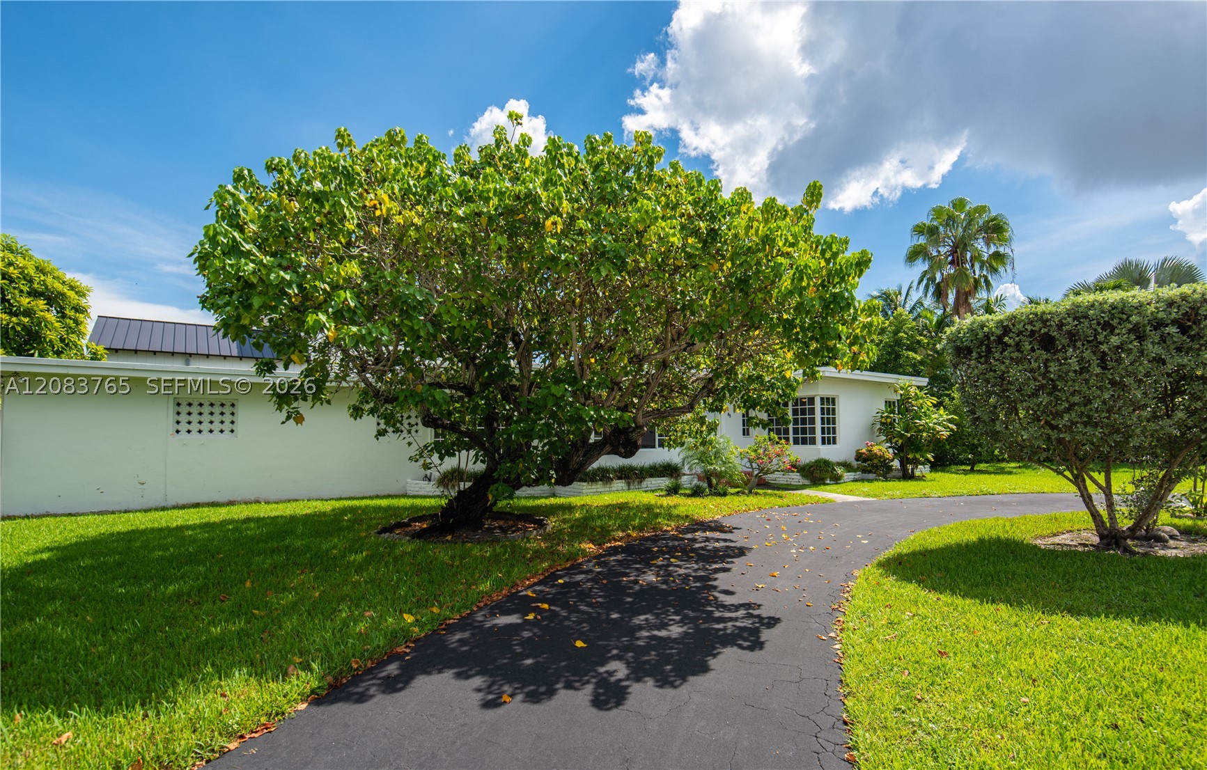 85 S Hibiscus Dr Property Photo 3
