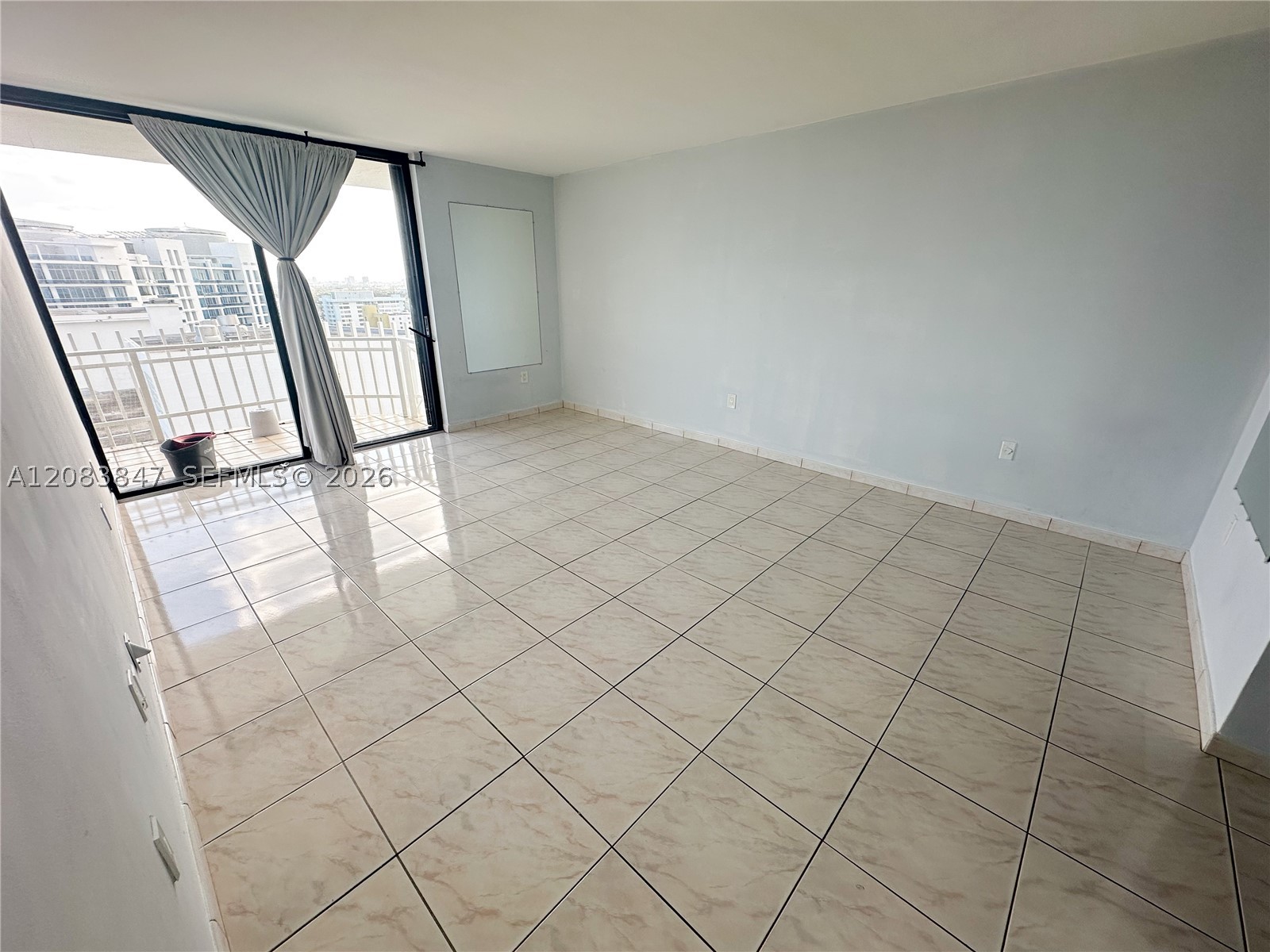 6061 Collins Ave 23b Property Photo 3