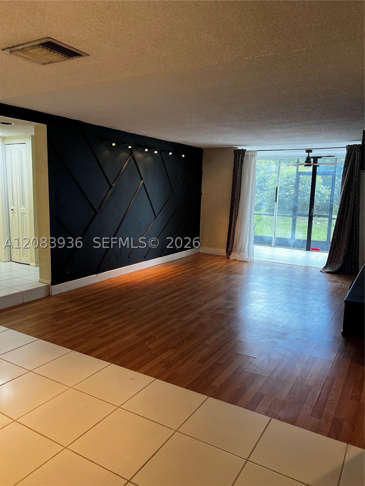 3720 Inverrary Dr 1w Property Photo 3