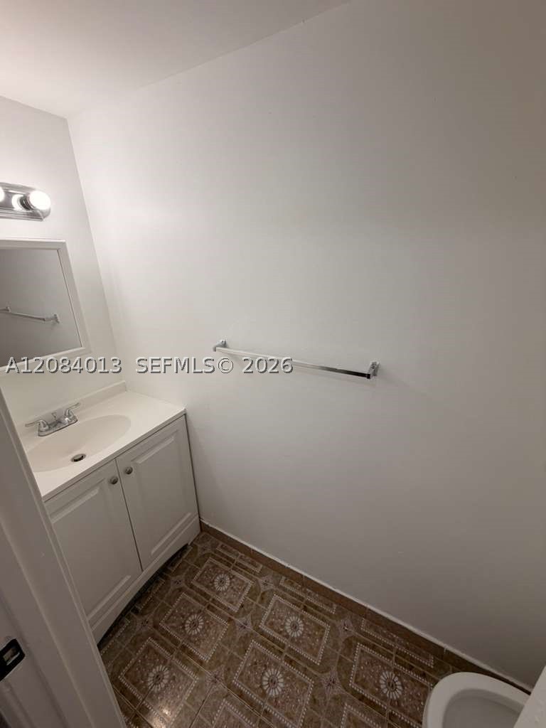 1255 W 53rd St 202 Property Photo 9