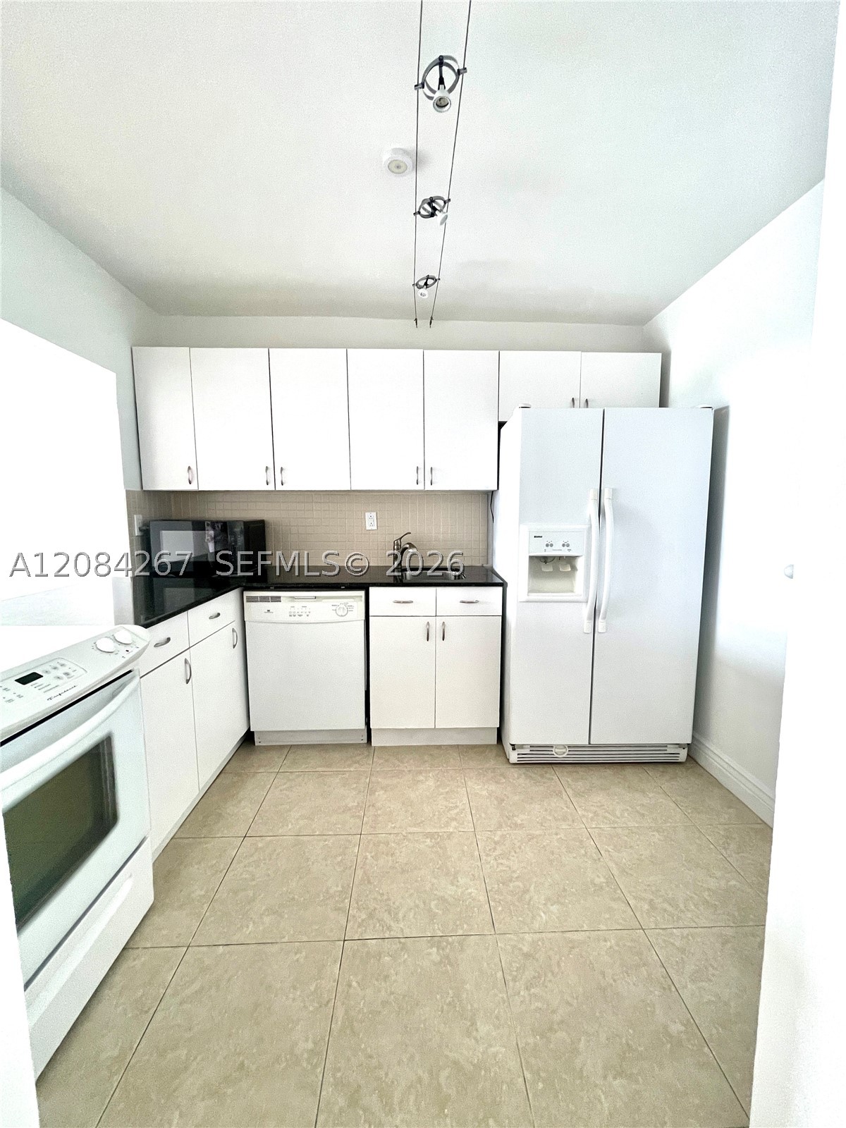 1000 Parkview Dr 527 Property Photo 14
