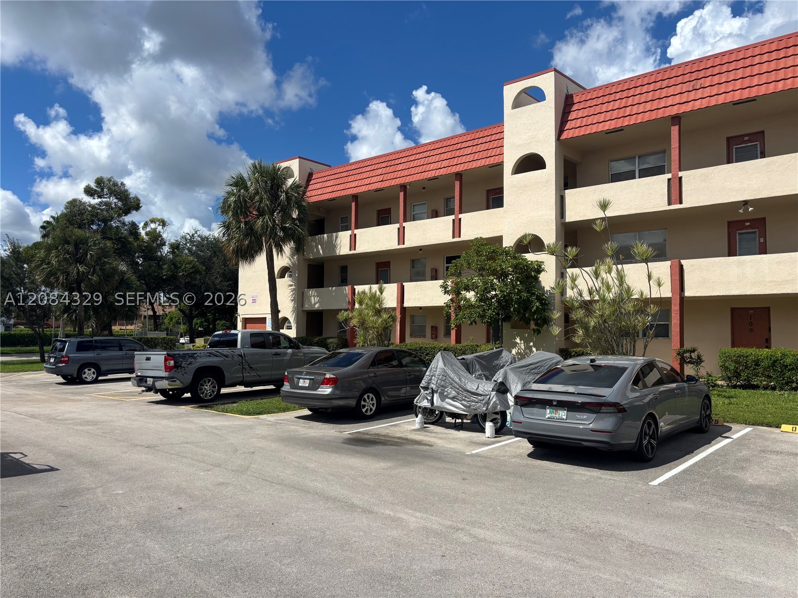 3051 E Sunrise Lakes Dr 211 Property Photo 2