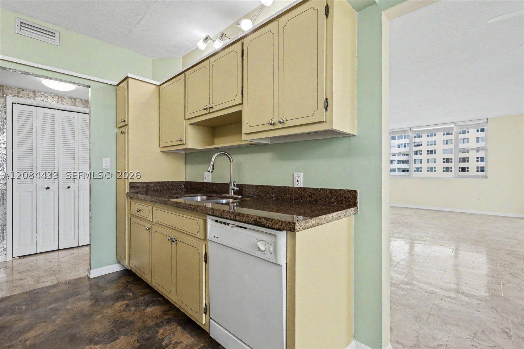 4330 Hillcrest Dr 520 Property Photo 13