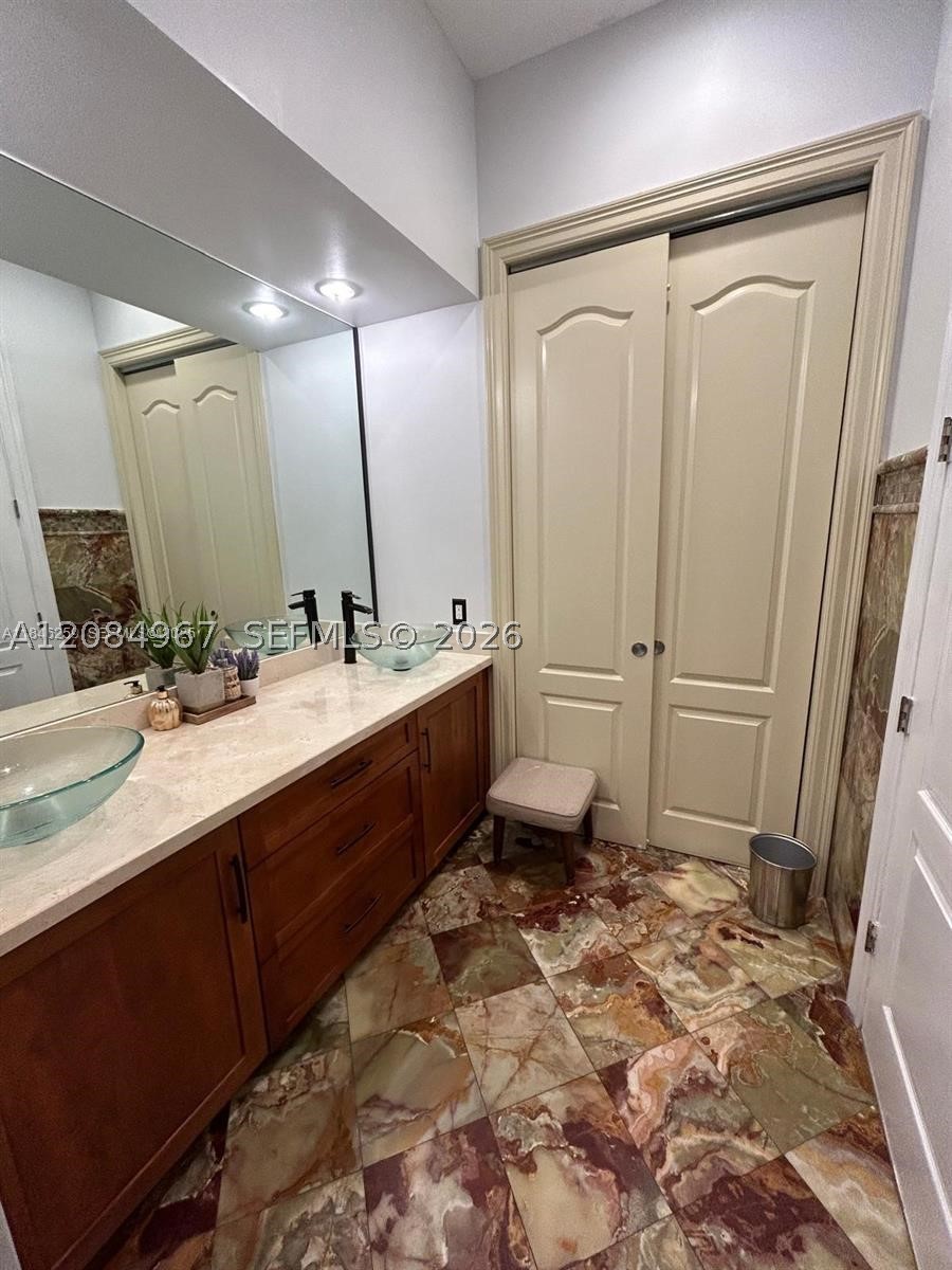 1116 N 13th Ct Property Photo 7