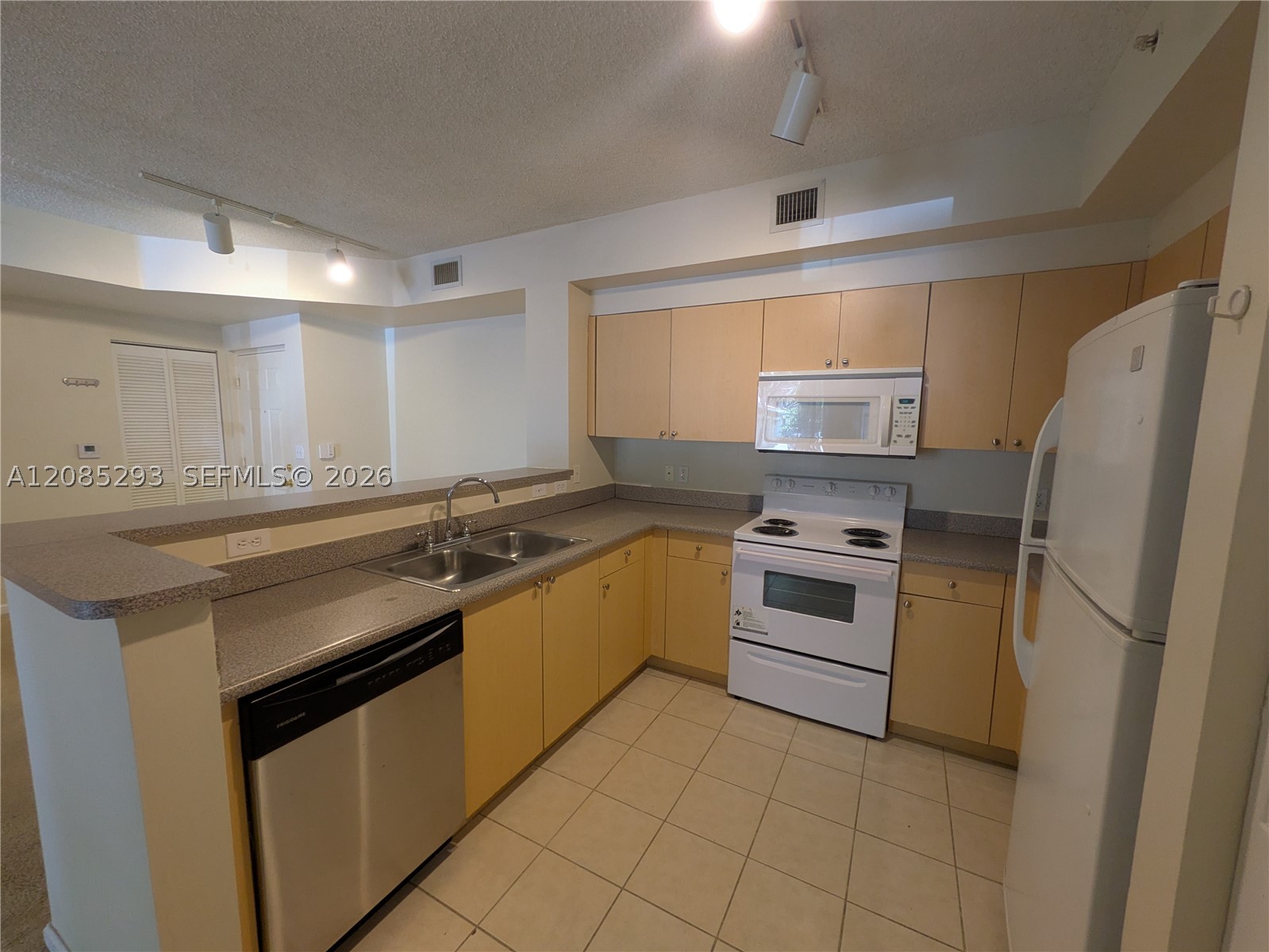 8060 N Nob Hill Rd 101 Property Photo 3