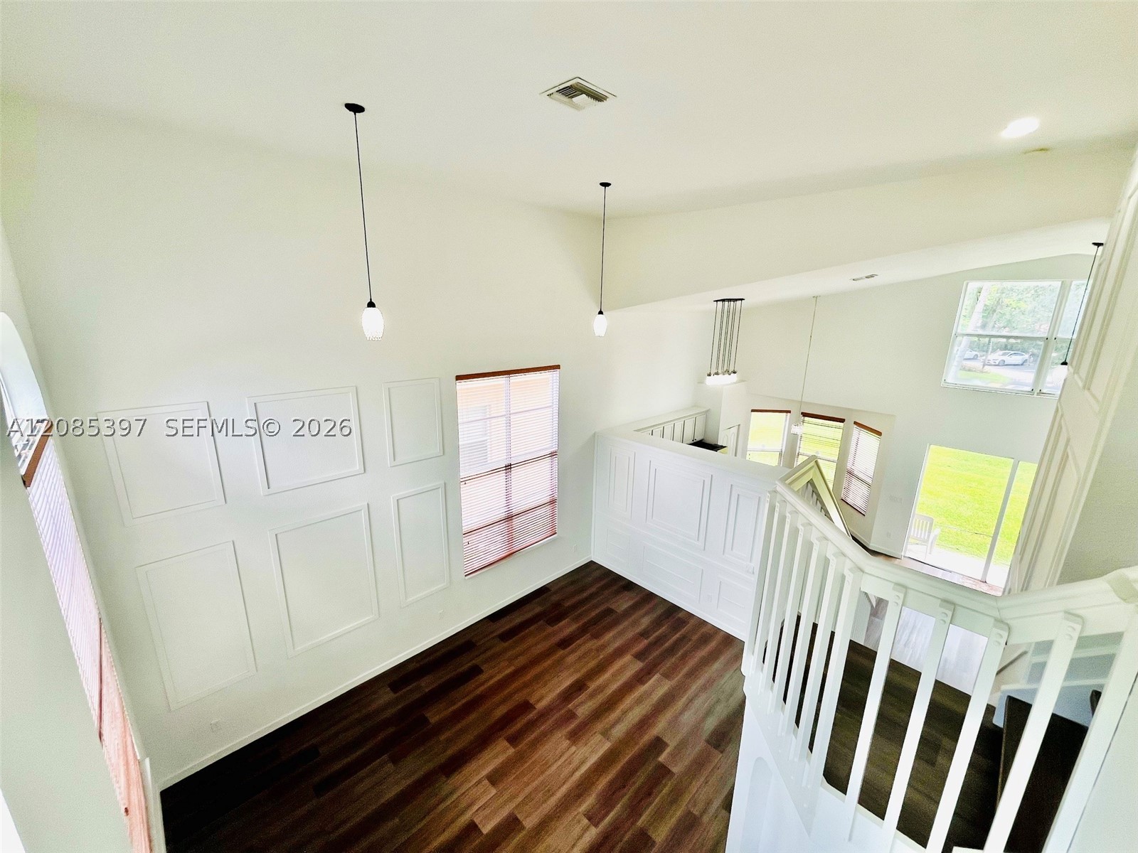 1261 Ne 37th Pl Property Photo 3