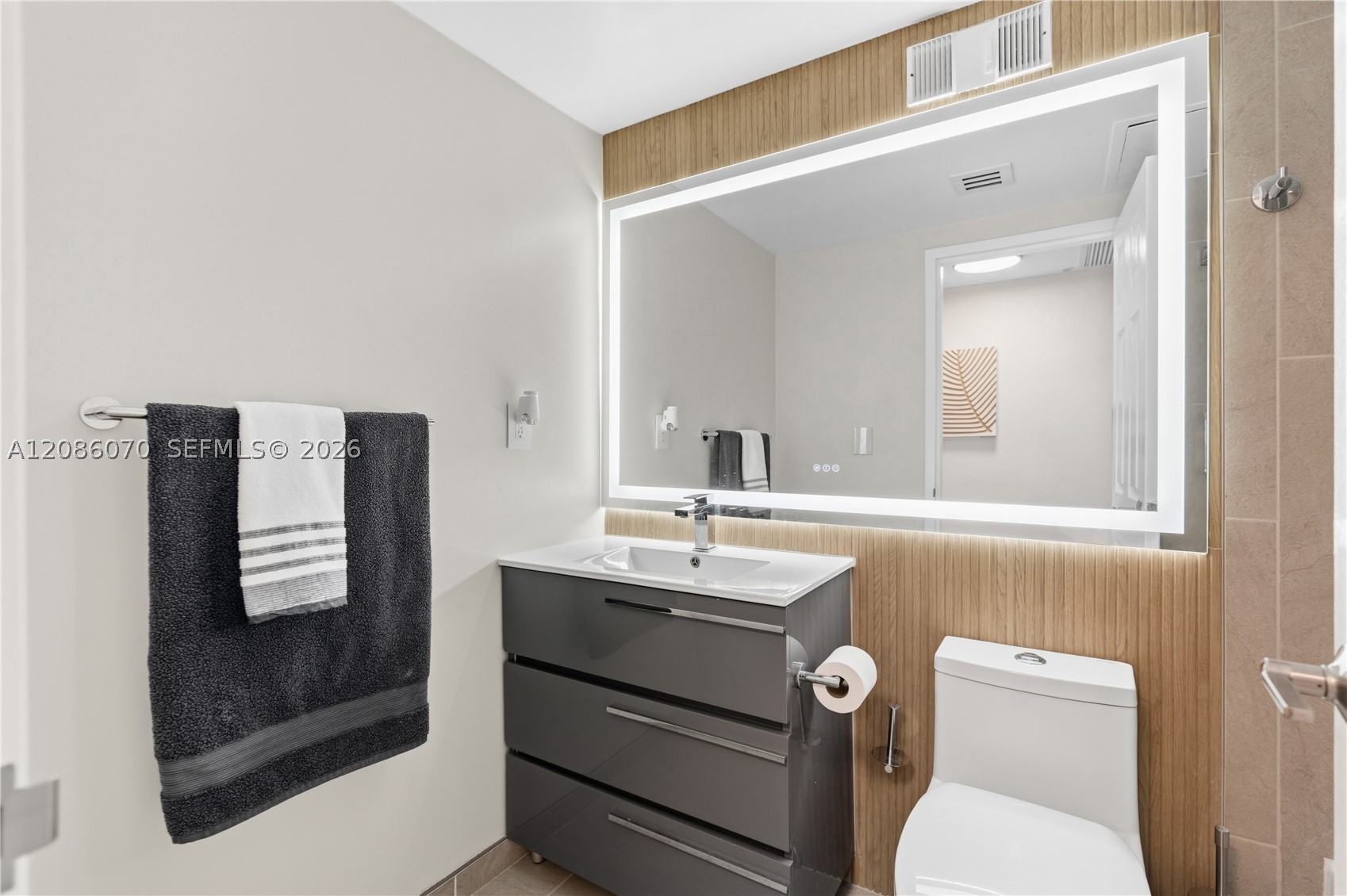 2501 S Ocean Dr 927 (available) Property Photo 8