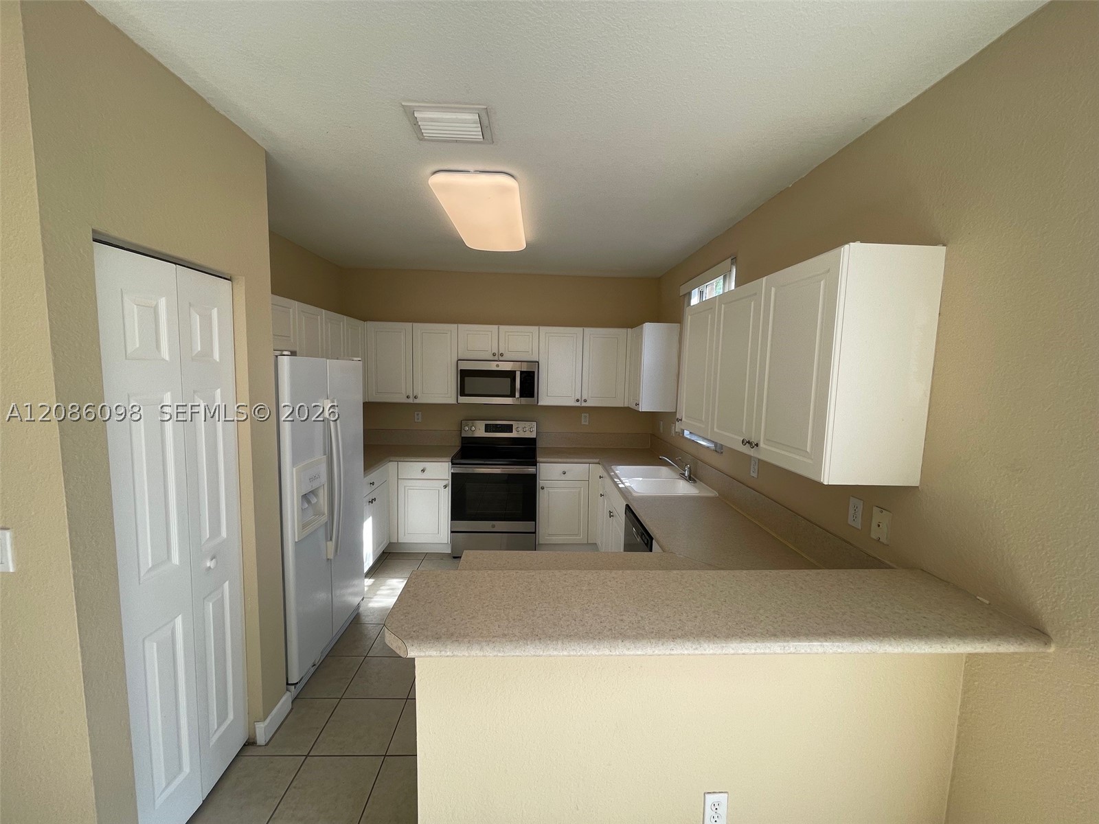 992 Ne 41st Pl Property Photo 3