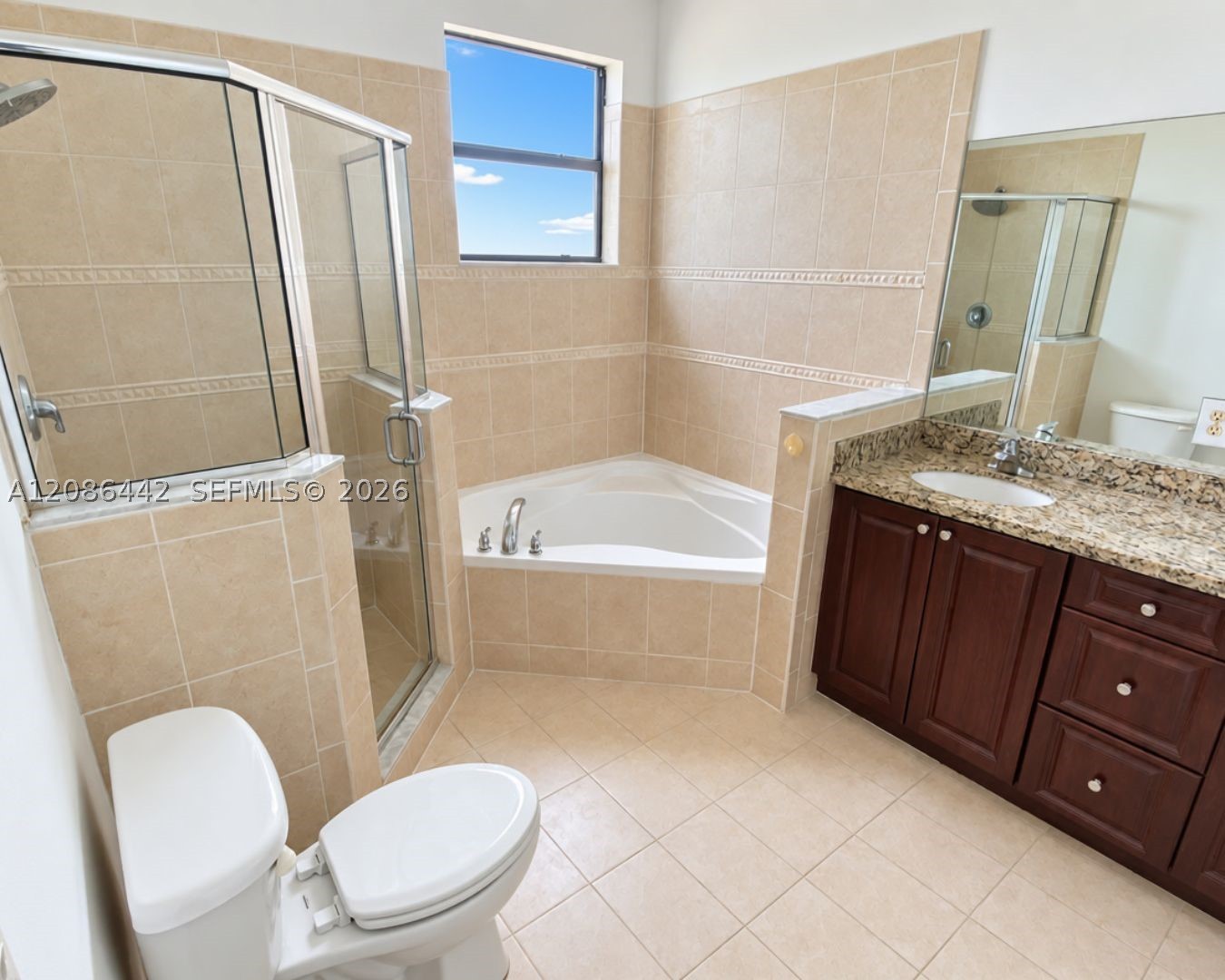 353 Ne 37th Pl Property Photo 4