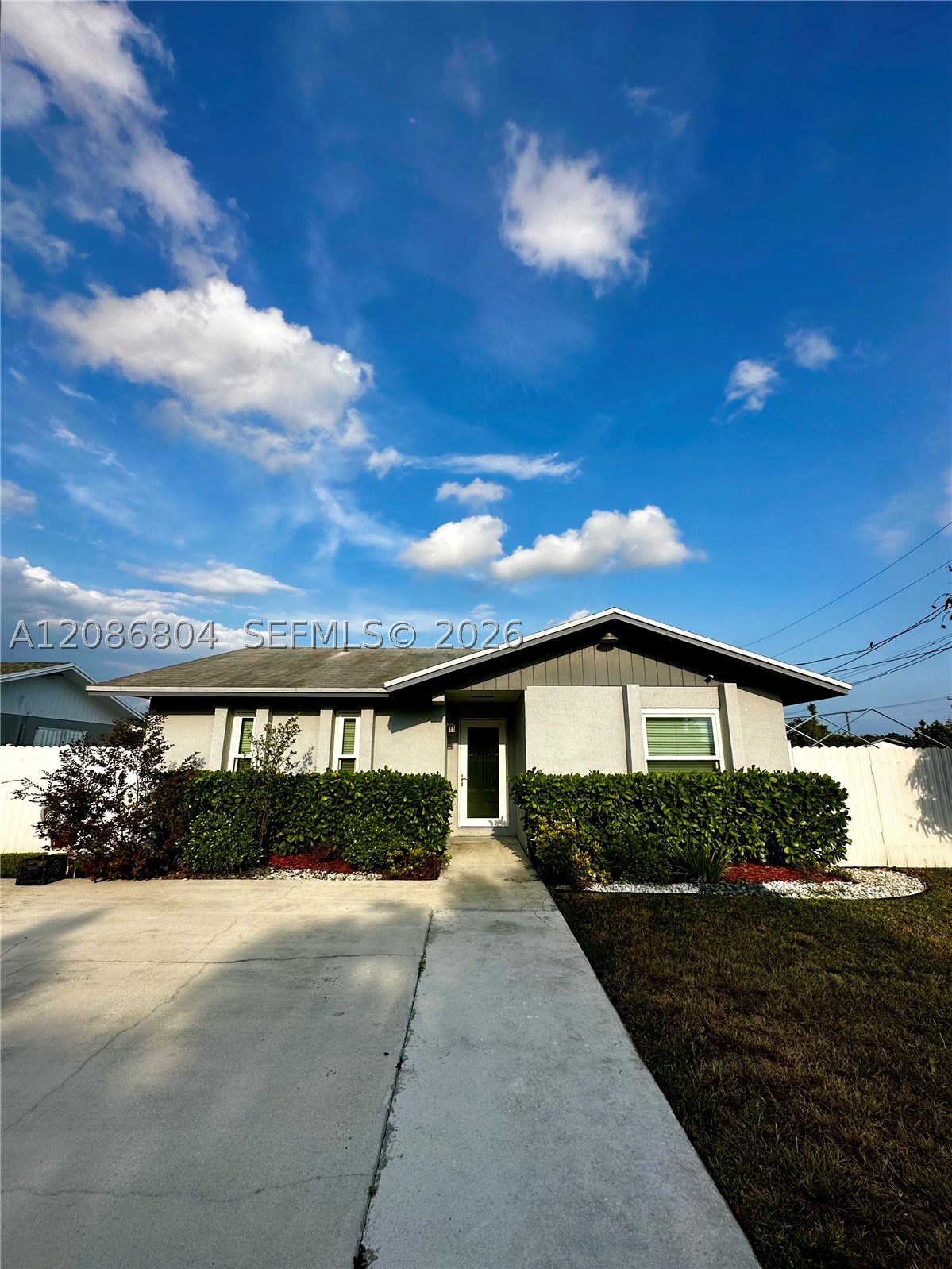 18155 SW 105th Ave Property Photo 1