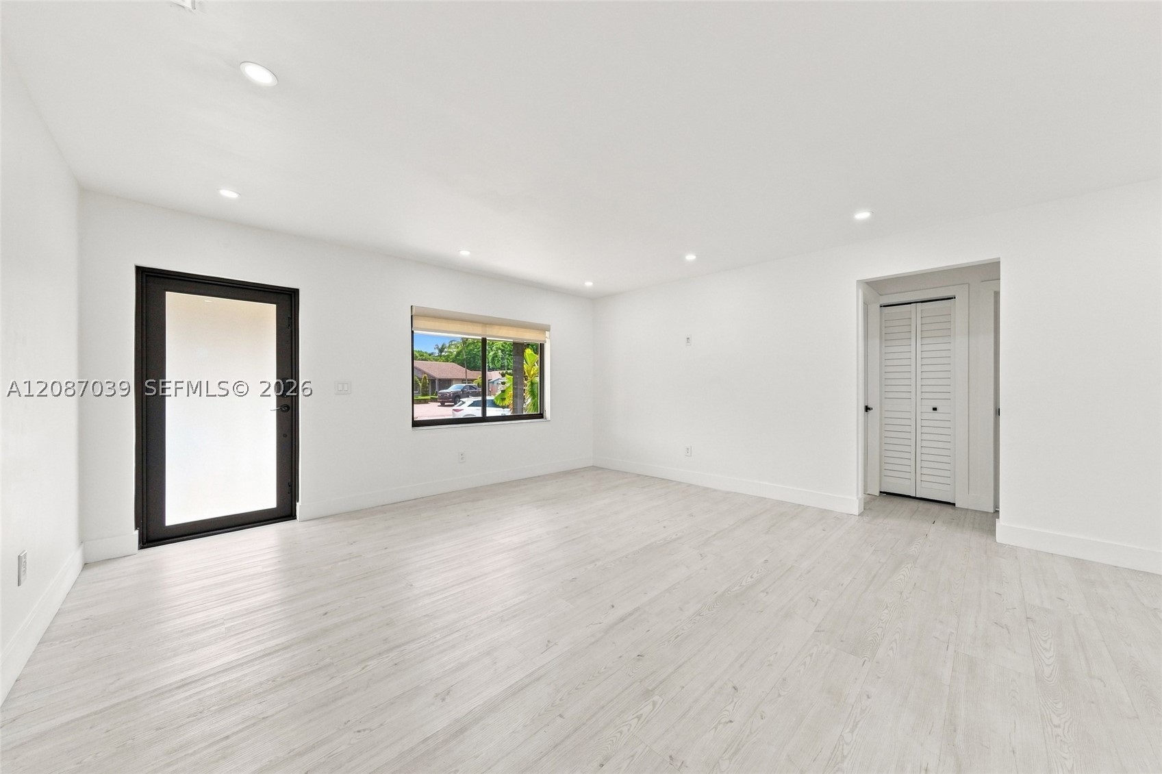 1707 S Curlew Ln Property Photo 4