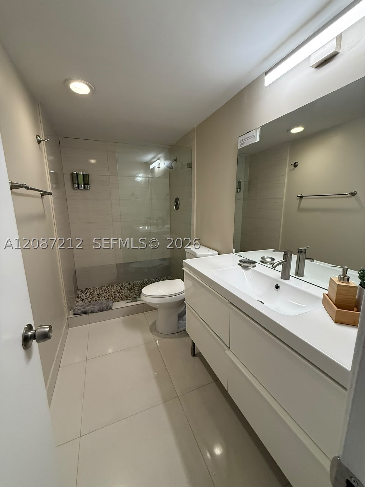 19370 Collins Ave 418 Property Photo 19