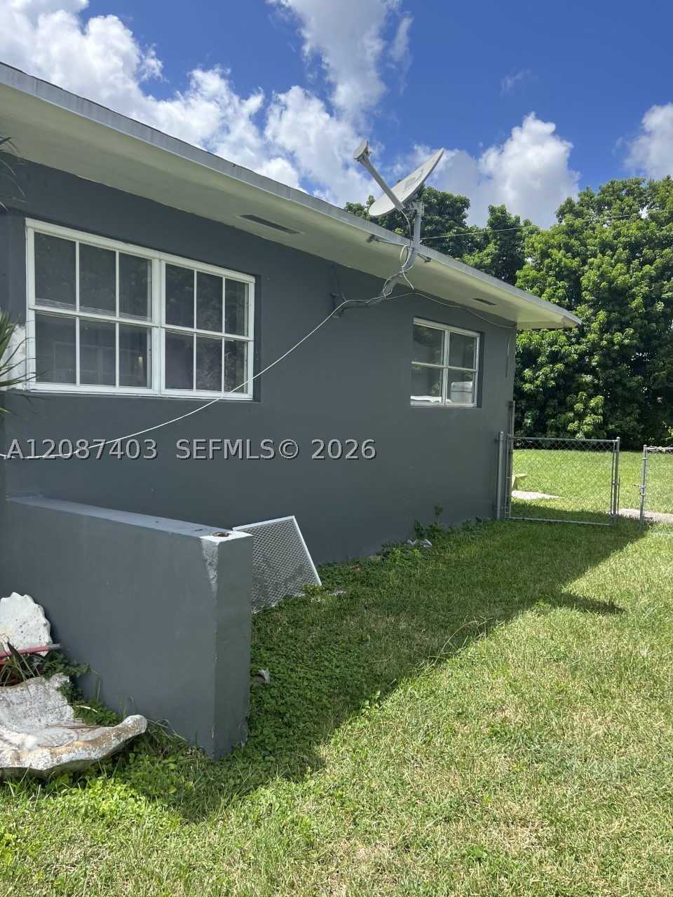 765 Nw 12th St Property Photo 2