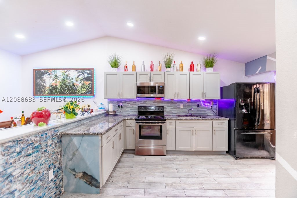 1111 San Remo Cir Property Photo 4