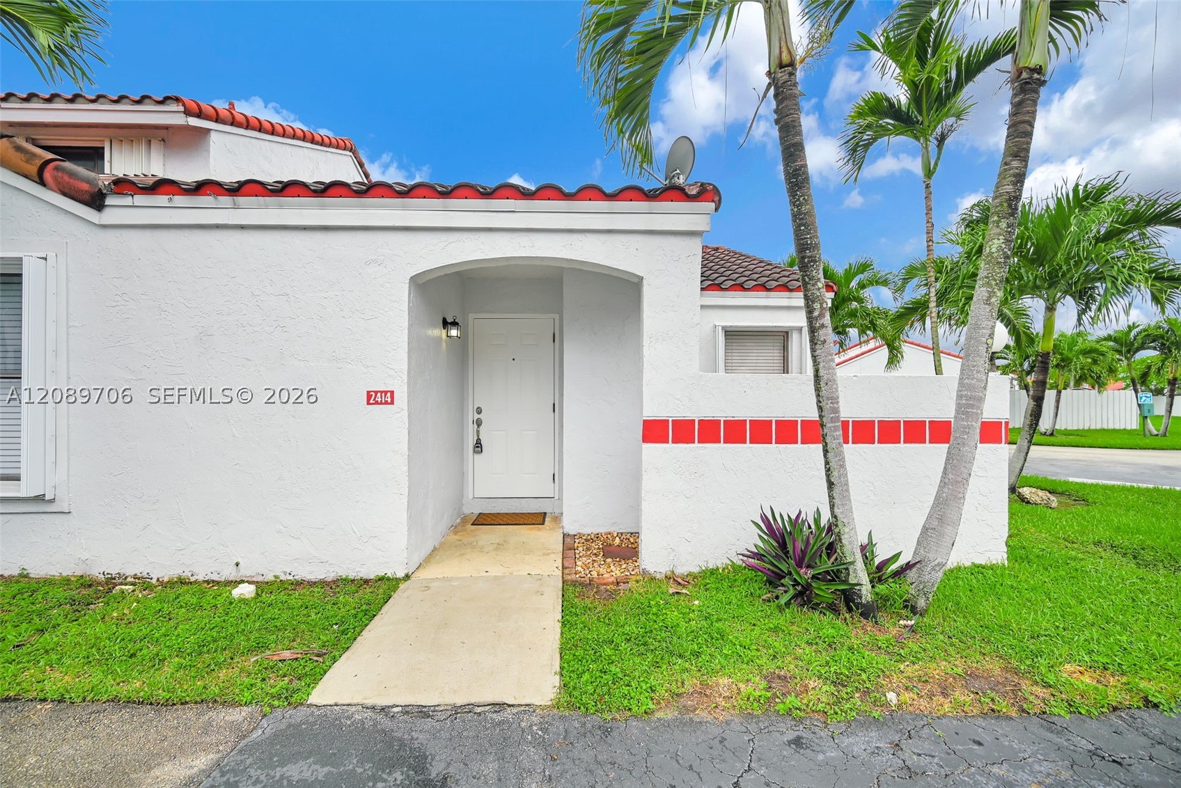 2414 San Remo Cir Property Photo 3