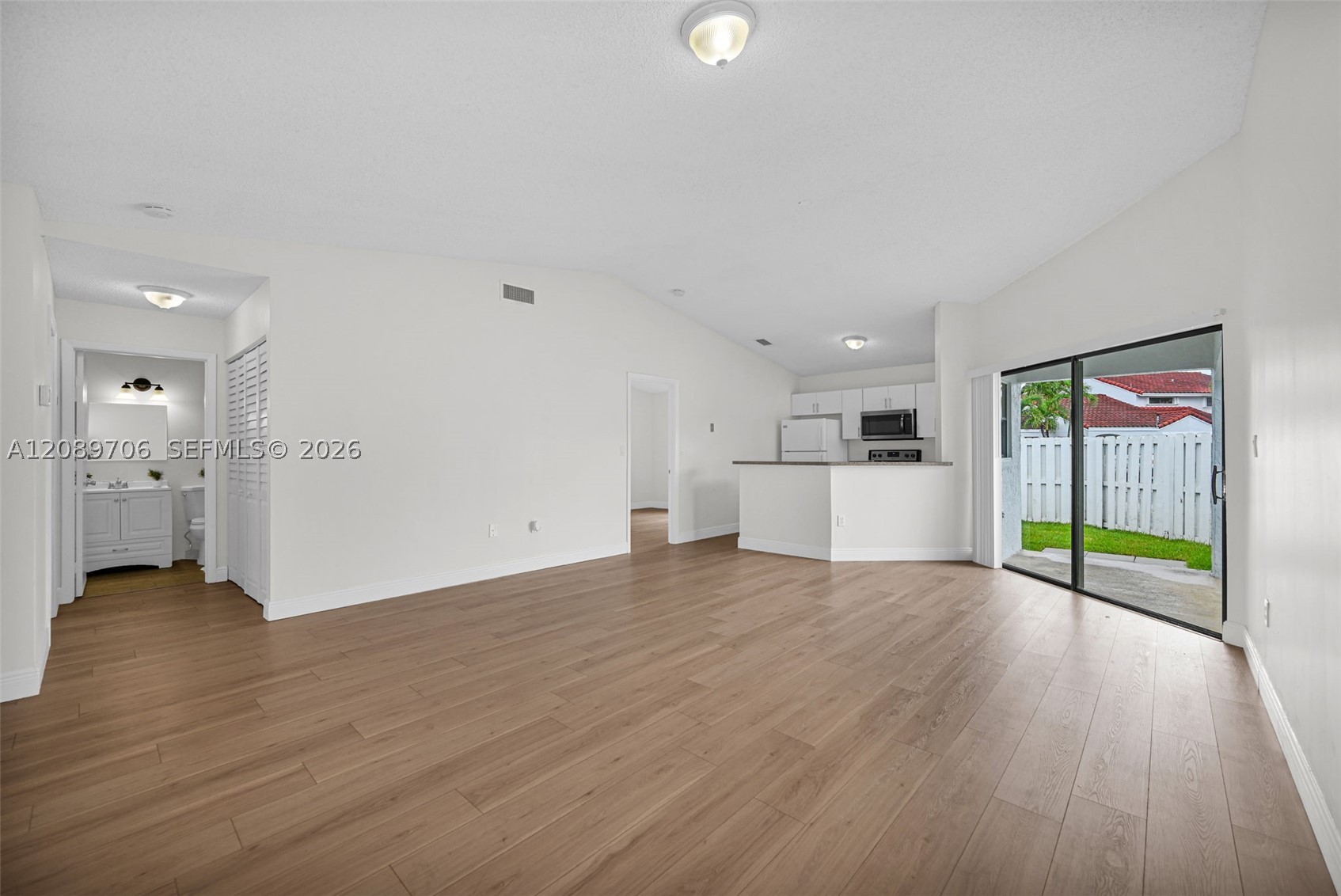 2414 San Remo Cir Property Photo 8